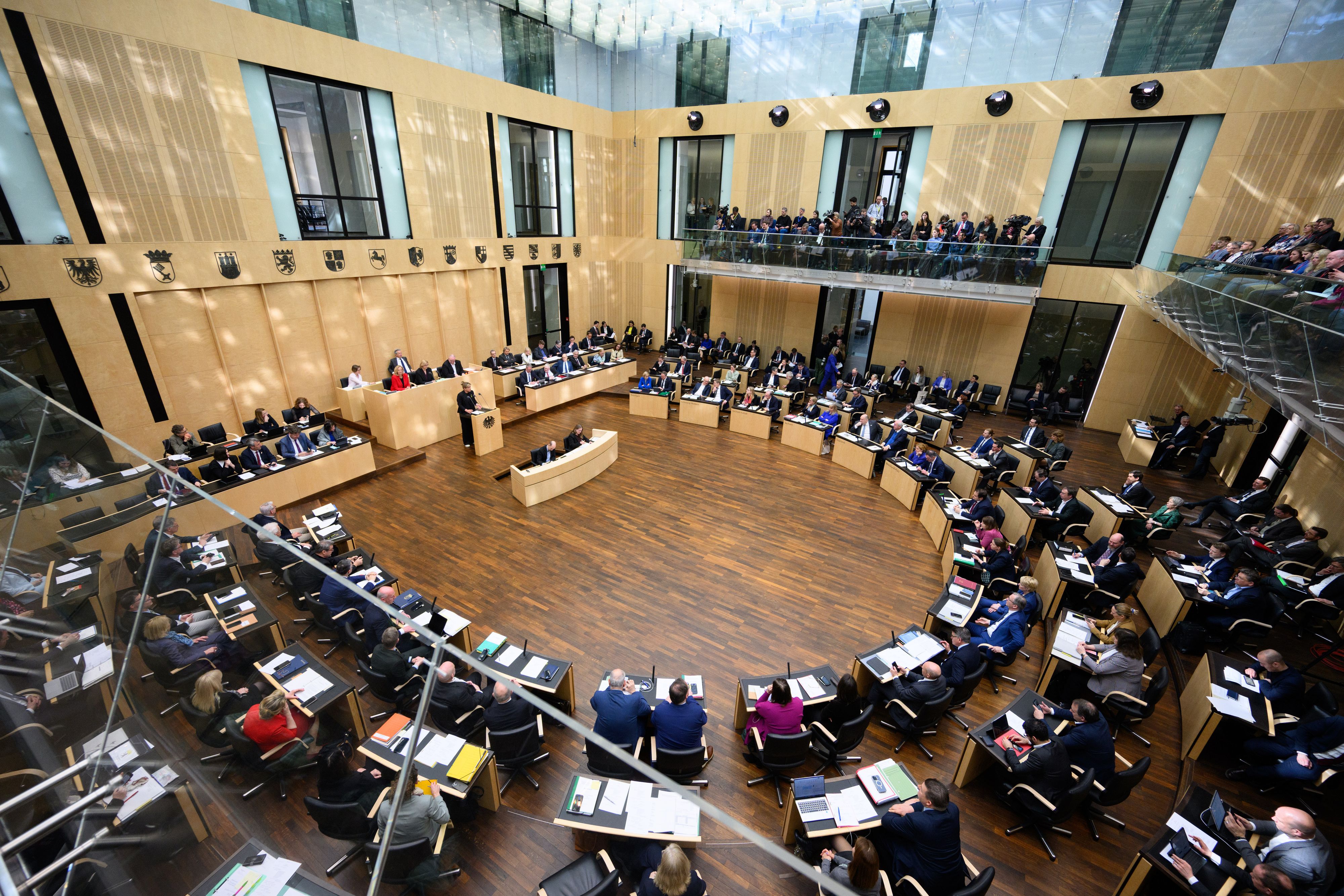 Der Bundesrat hat der Grundgesetzänderung für das Milliarden-Finanzpaket zugestimmt.