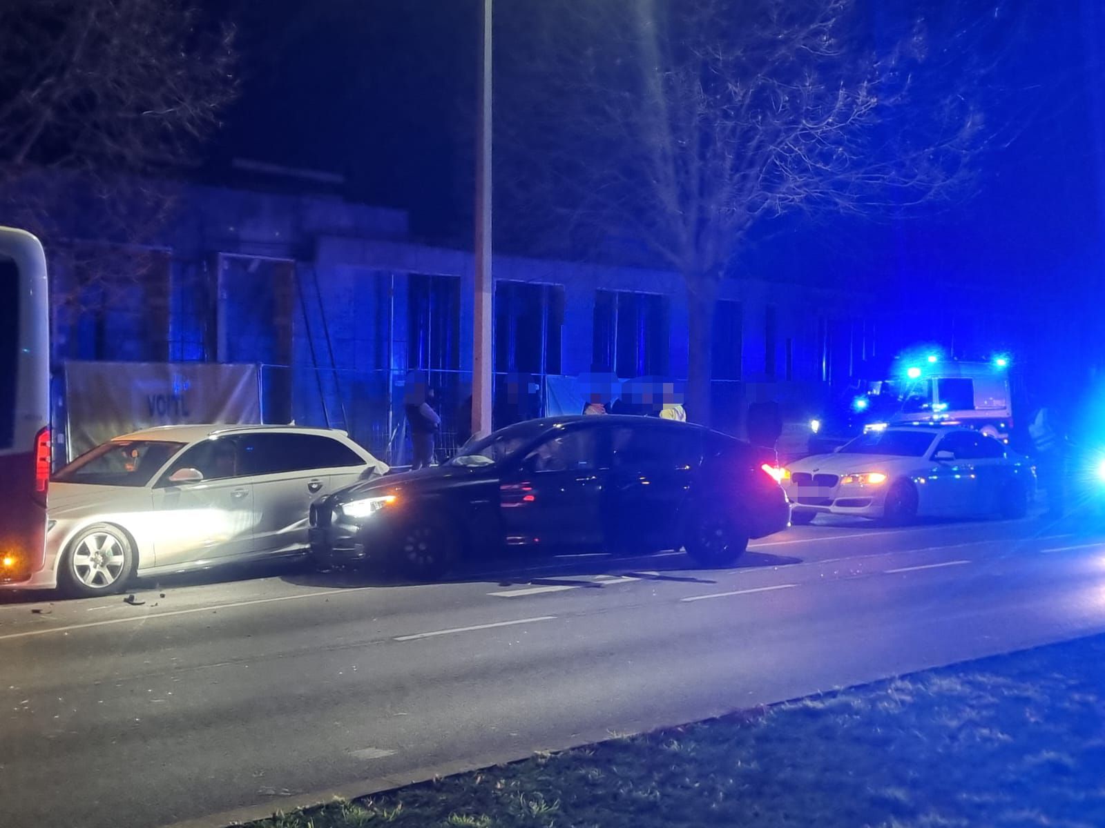 Mindestens drei Fahrzeuge waren an der Kollision beteiligt.