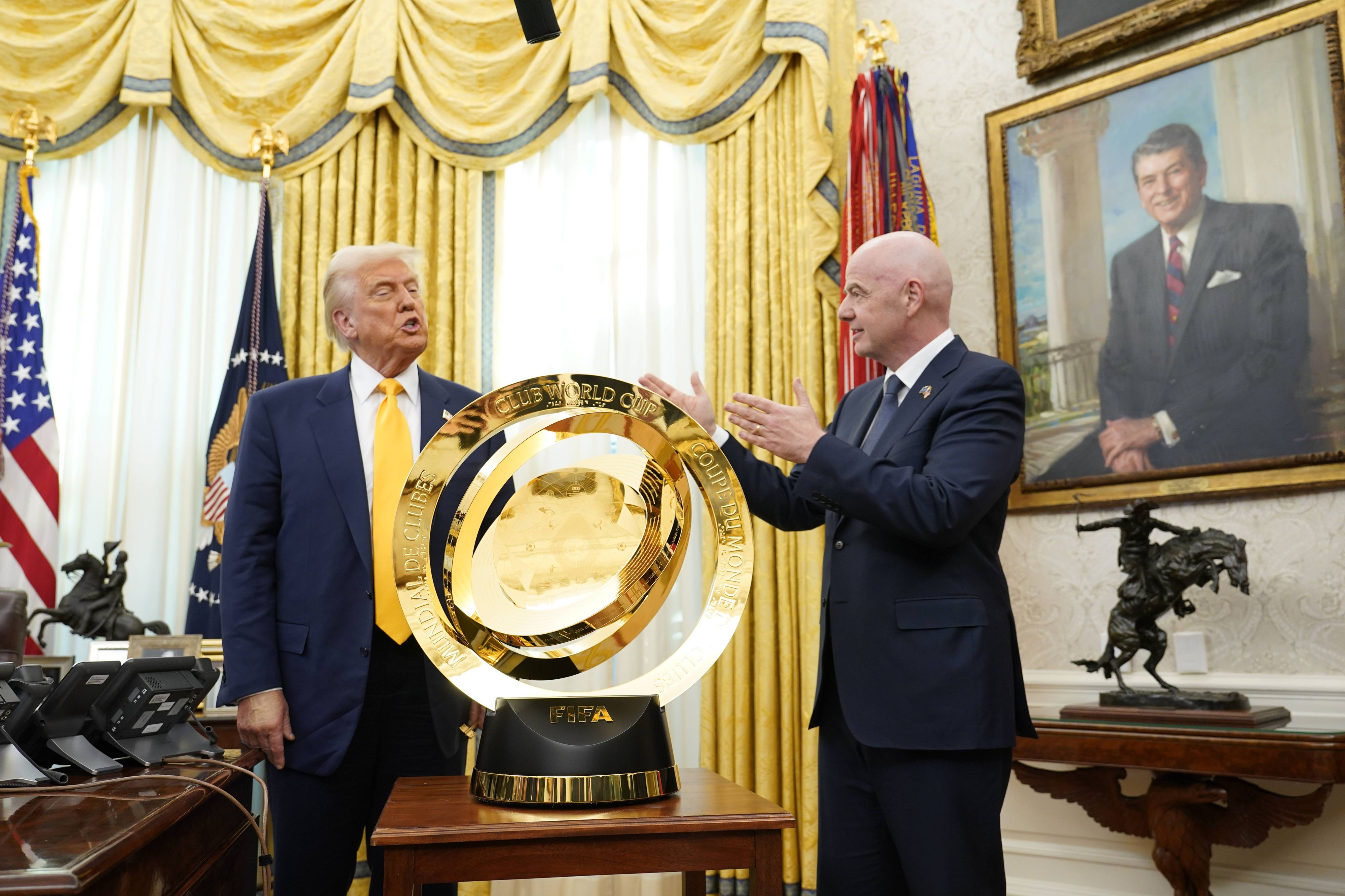 Gianni Infantino präsentierte die neue Klub-WM-Trophäe sogar Donald Trump.