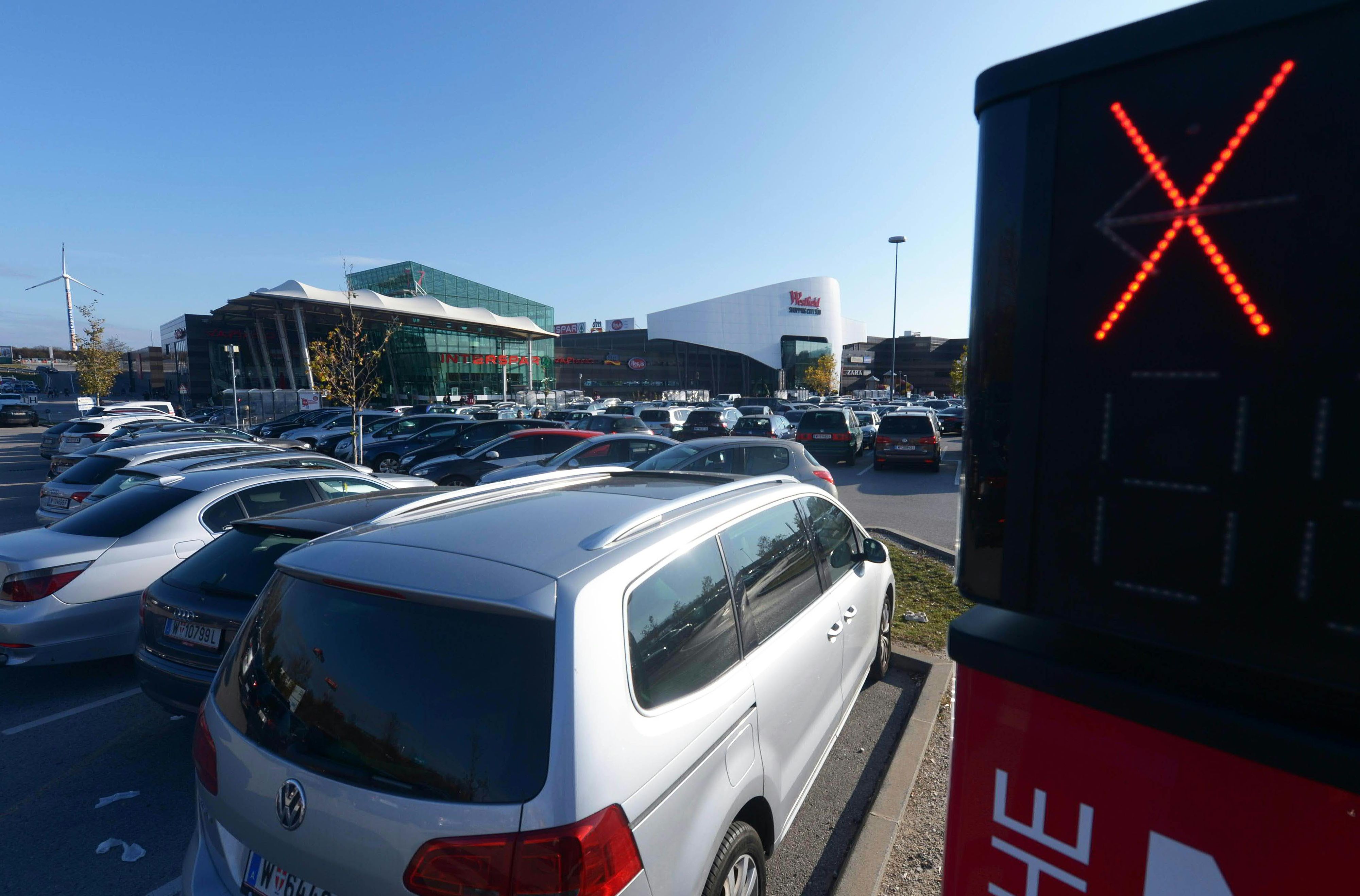Blick auf den Parkplatz der Westfield Shopping City Süd (SCS) in Vösendorf.