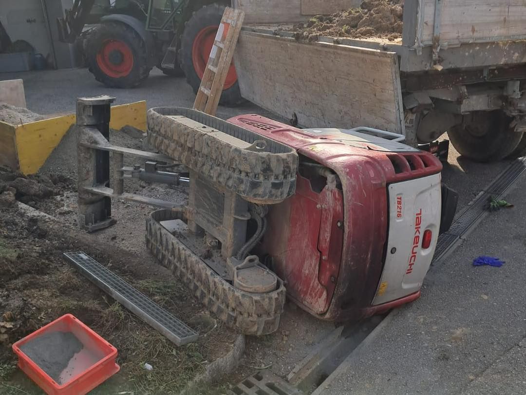 Unter diesem Bagger wurde der Mann eingeklemmt.