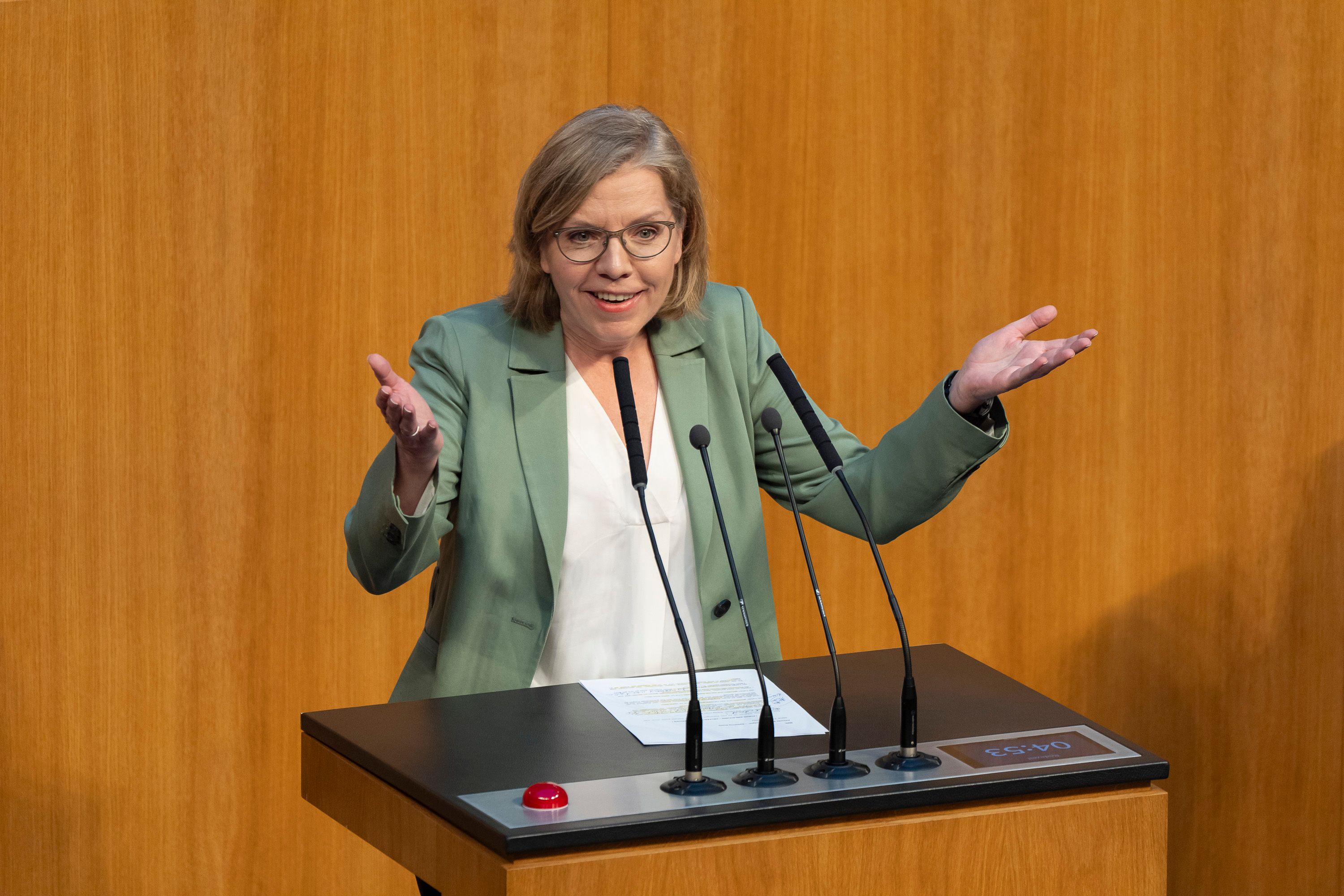 Ex-Ministerin Leonore Gewessler scheint mit den Plänen der neuen Regierung nicht einverstanden zu sein.