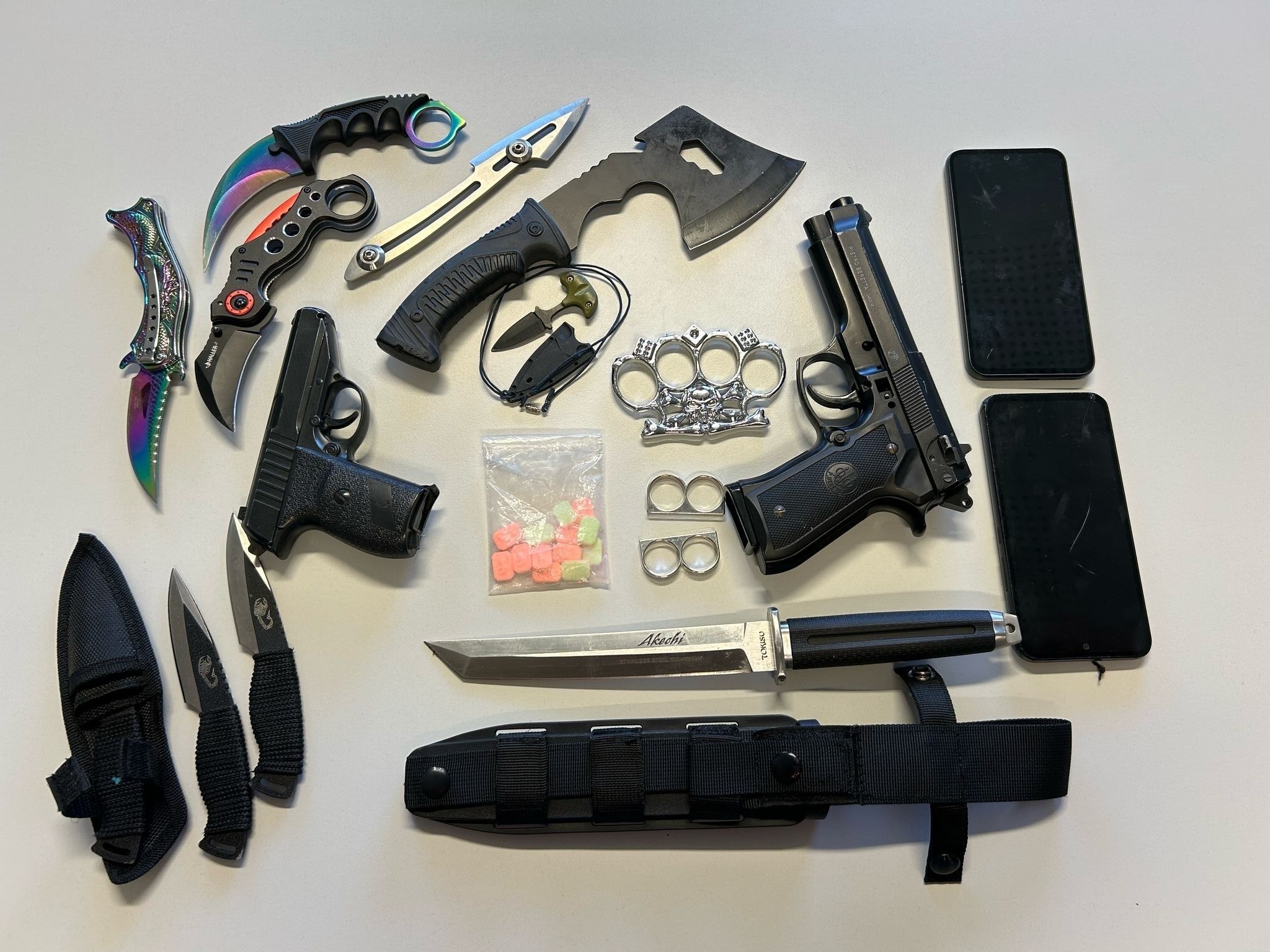 Die Polizei konnte Waffen und Drogen sicherstellen. 