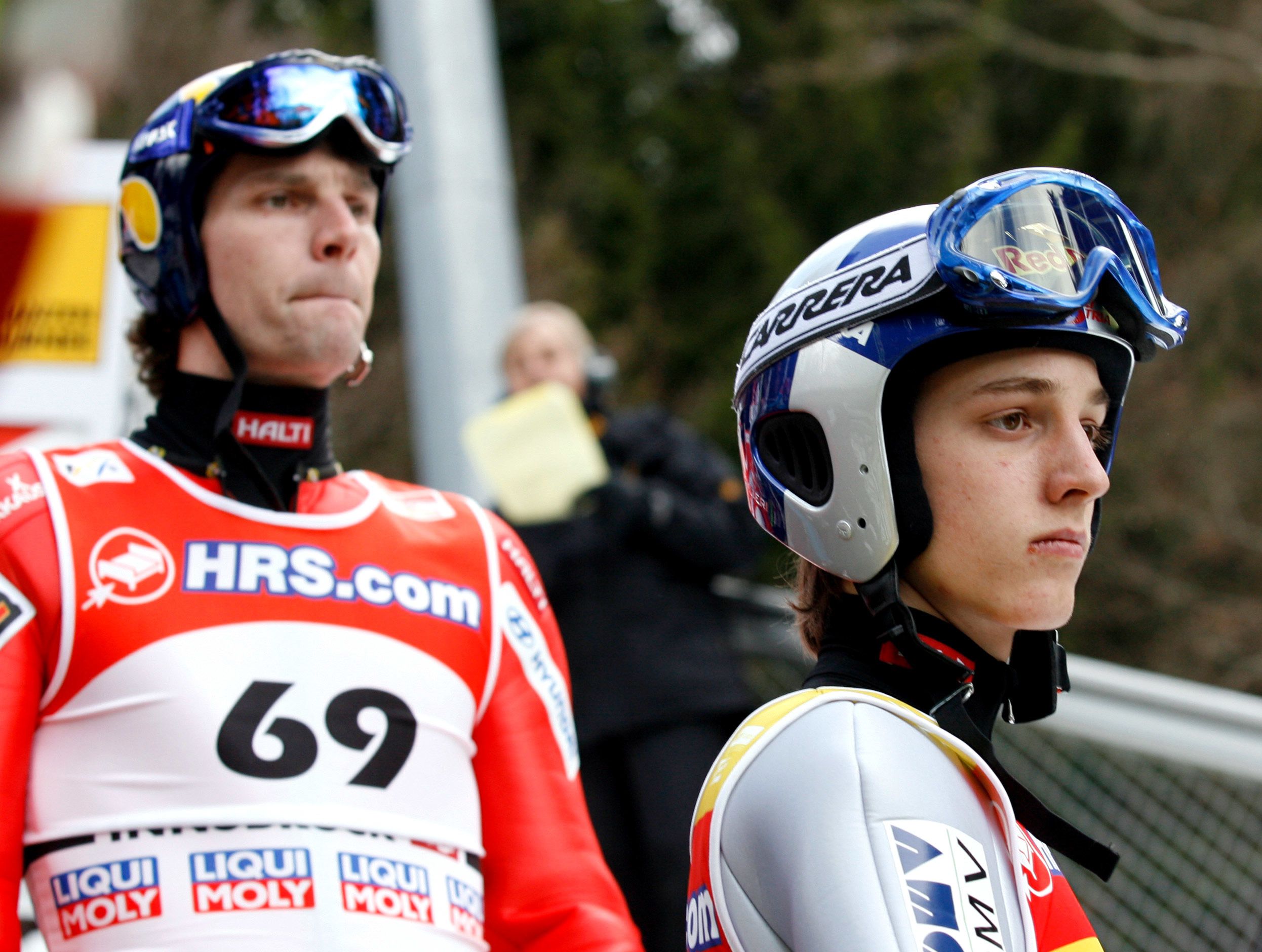 Auch Janne Ahonen (l.) hat bei den Anzügen geschummelt.