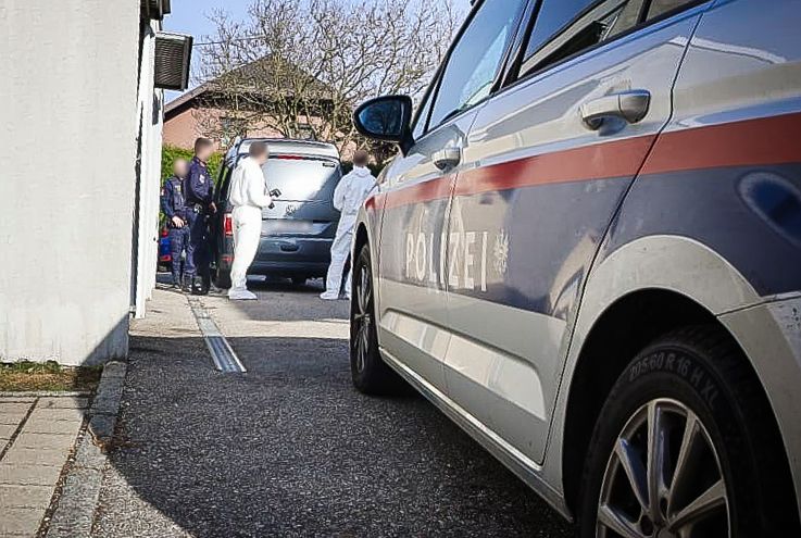 Polizei und Spurensicherung am Ort der blutigen Entdeckung.
