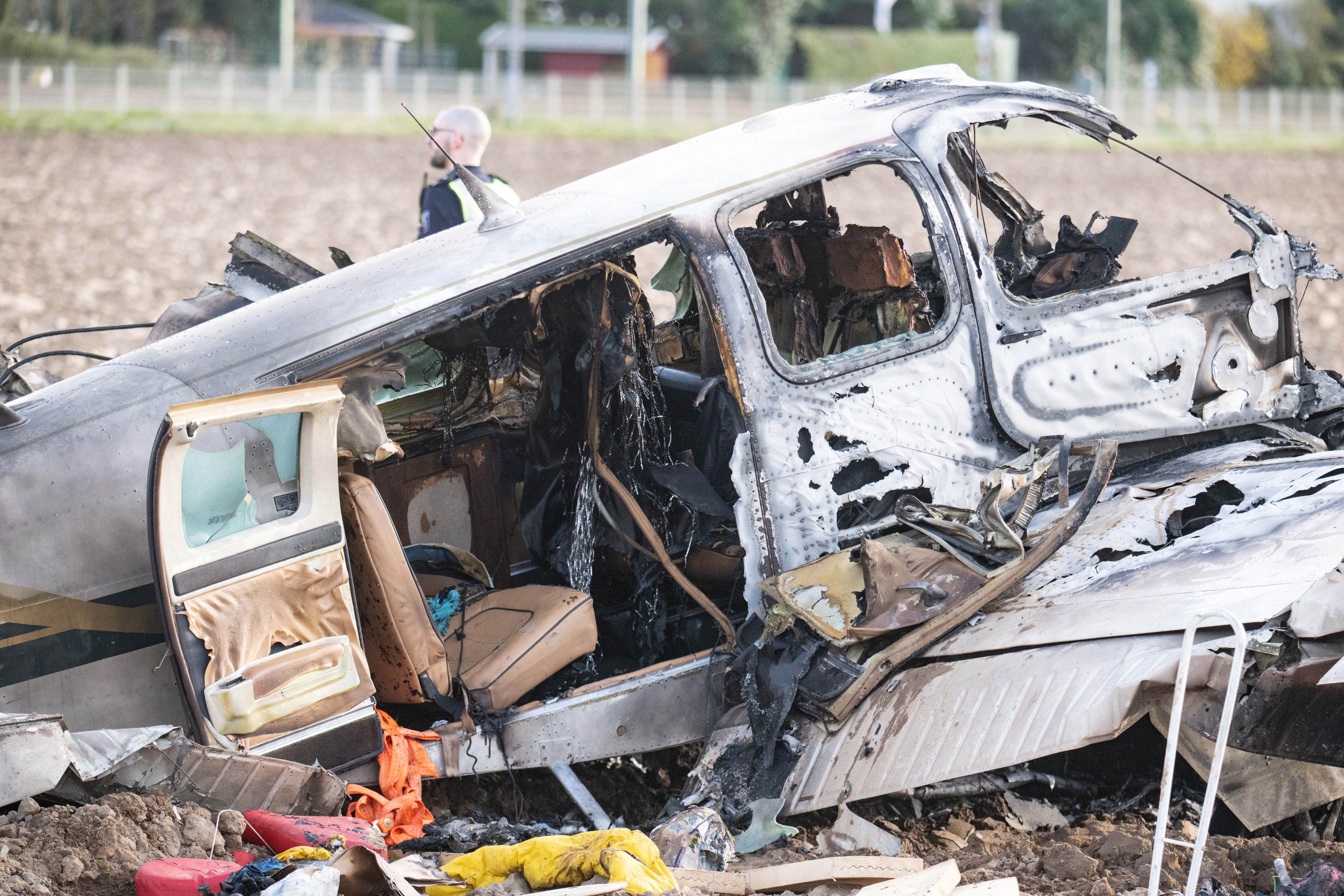 Das Flugzeug stürzte nahe dem Flugplatz auf ein Feld und ging in Flammen auf.