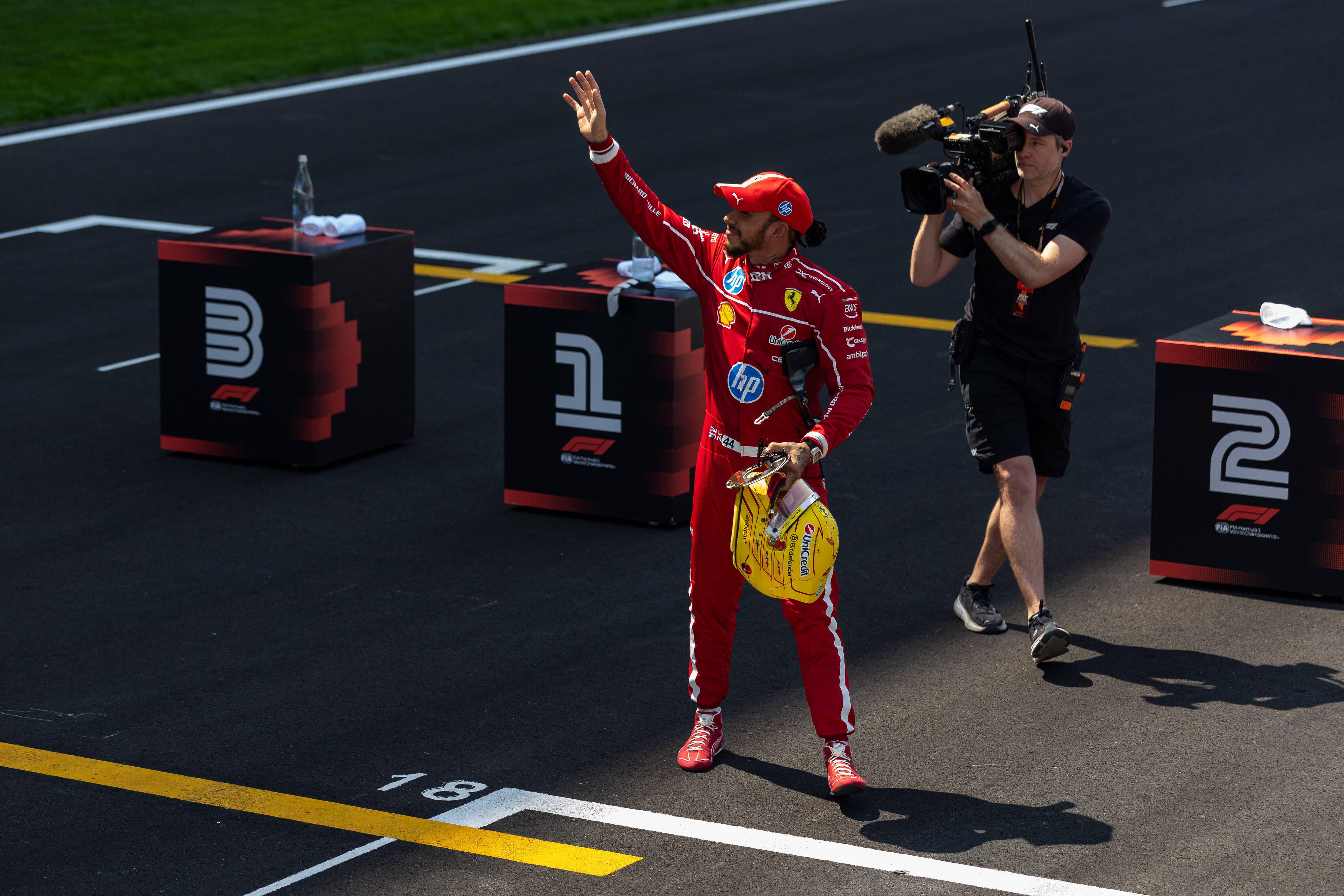 Lewis Hamilton freut sich über seinen Sieg beim Sprintrennen in Shanghai.