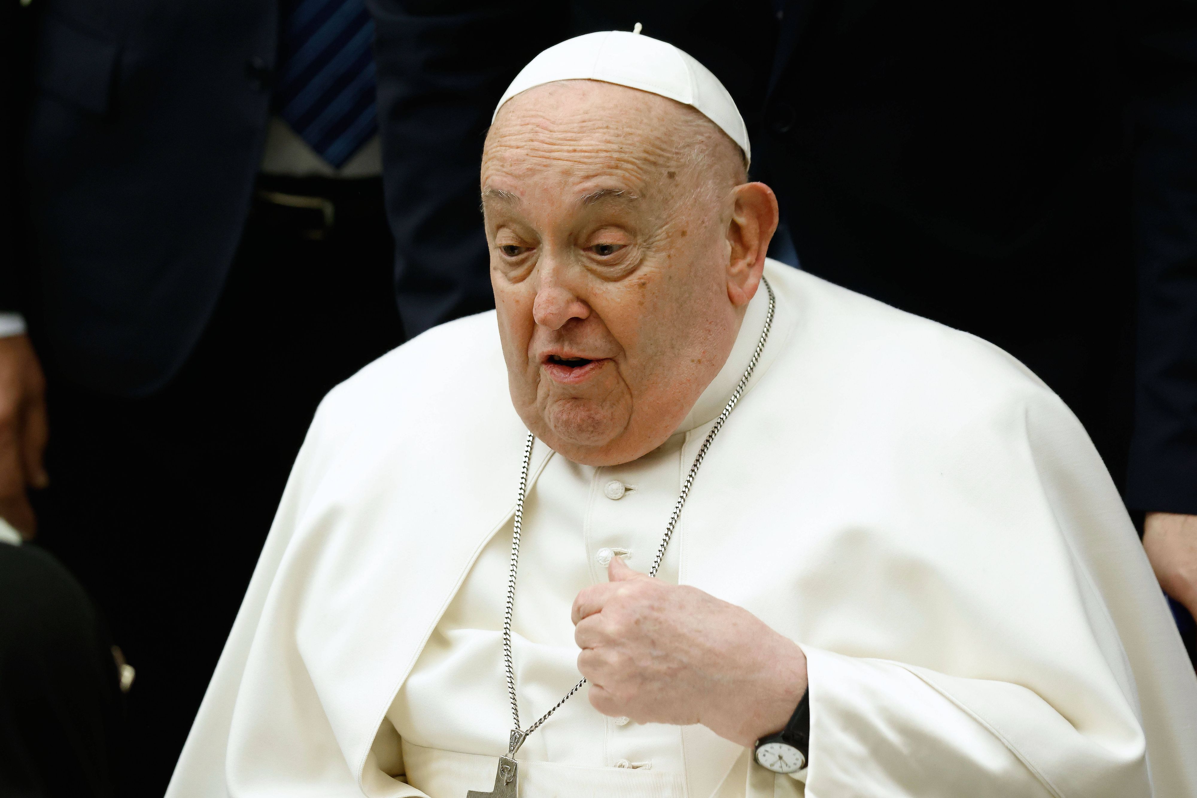 Papst Franziskus muss weiterhin im Spital behandelt werden.