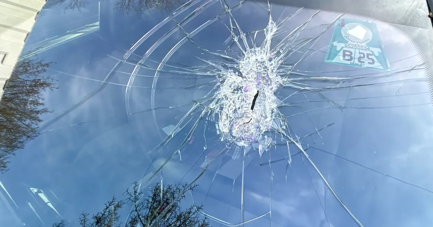 Die Windschutzscheibe des Autos wurde völlig zerstört.
