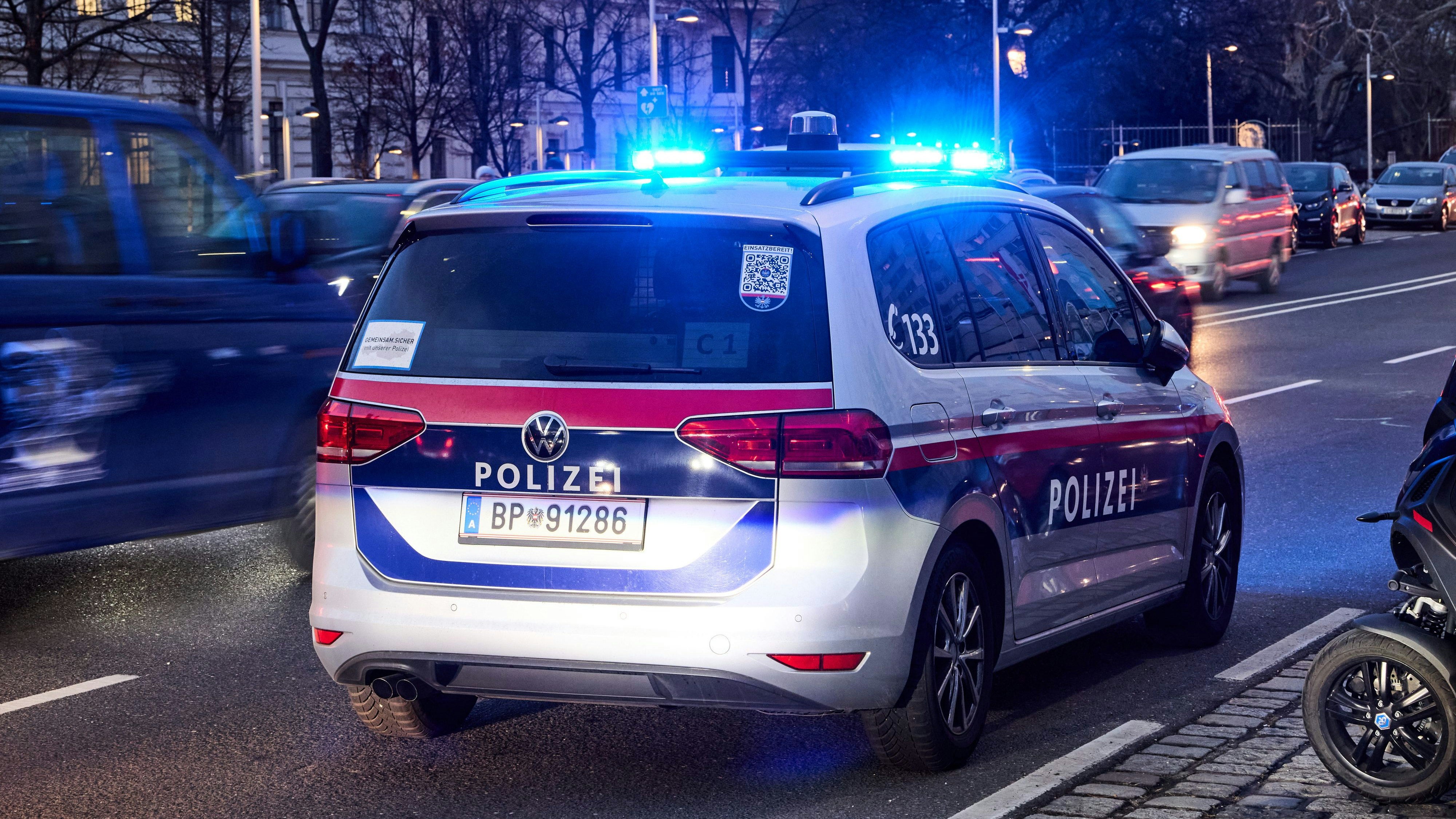 Download von www.picturedesk.com am 22.03.2025 (11:38).  Copyright: Starpix / A. Tuma, 18.12 2024 Wien , Polizei, Funkwagen, Einsatzfahrzeug, Blaulicht, Blaulichtorganisation, Polizeifahrzeug, Einsatz, Abend, - 20241218_PD5752 - Rechteinfo: Rights Managed (RM)