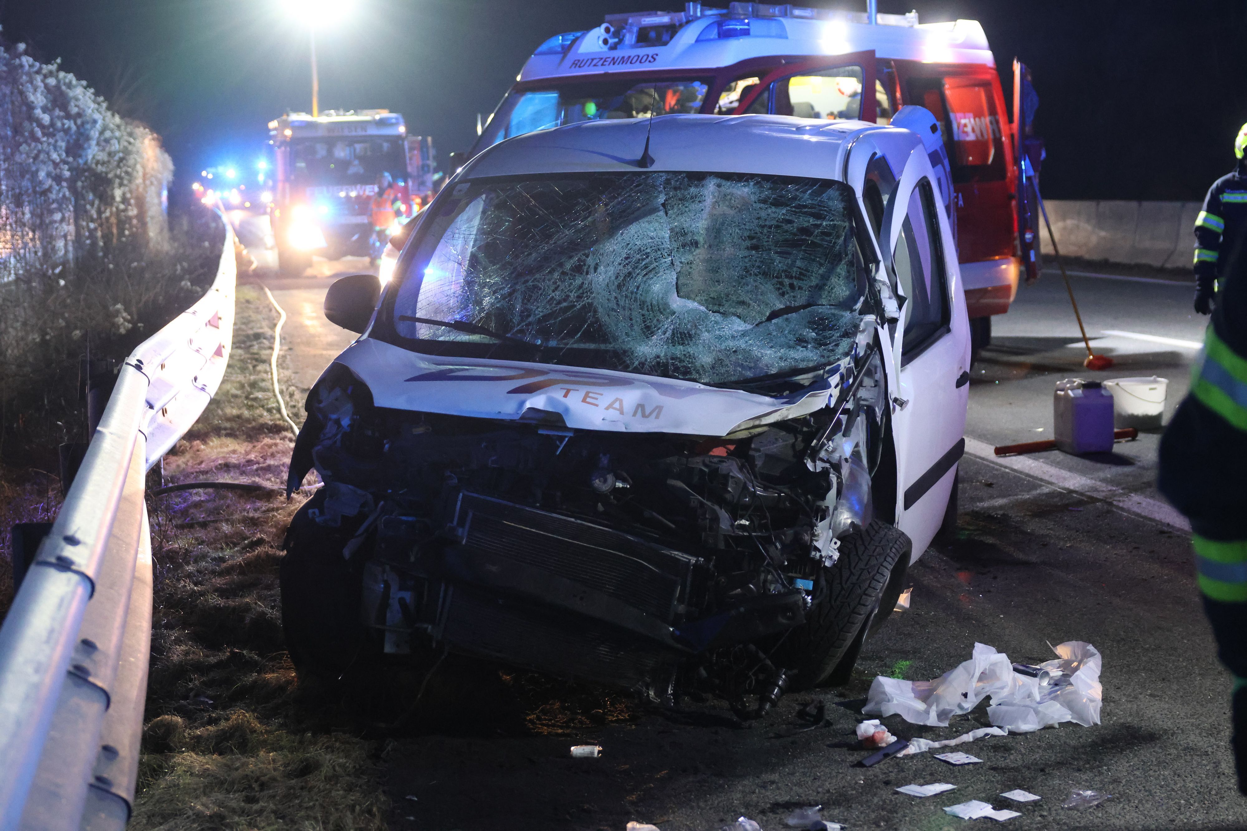 Der Lenker erlag noch an der Unfallstelle seinen schweren Verletzungen.