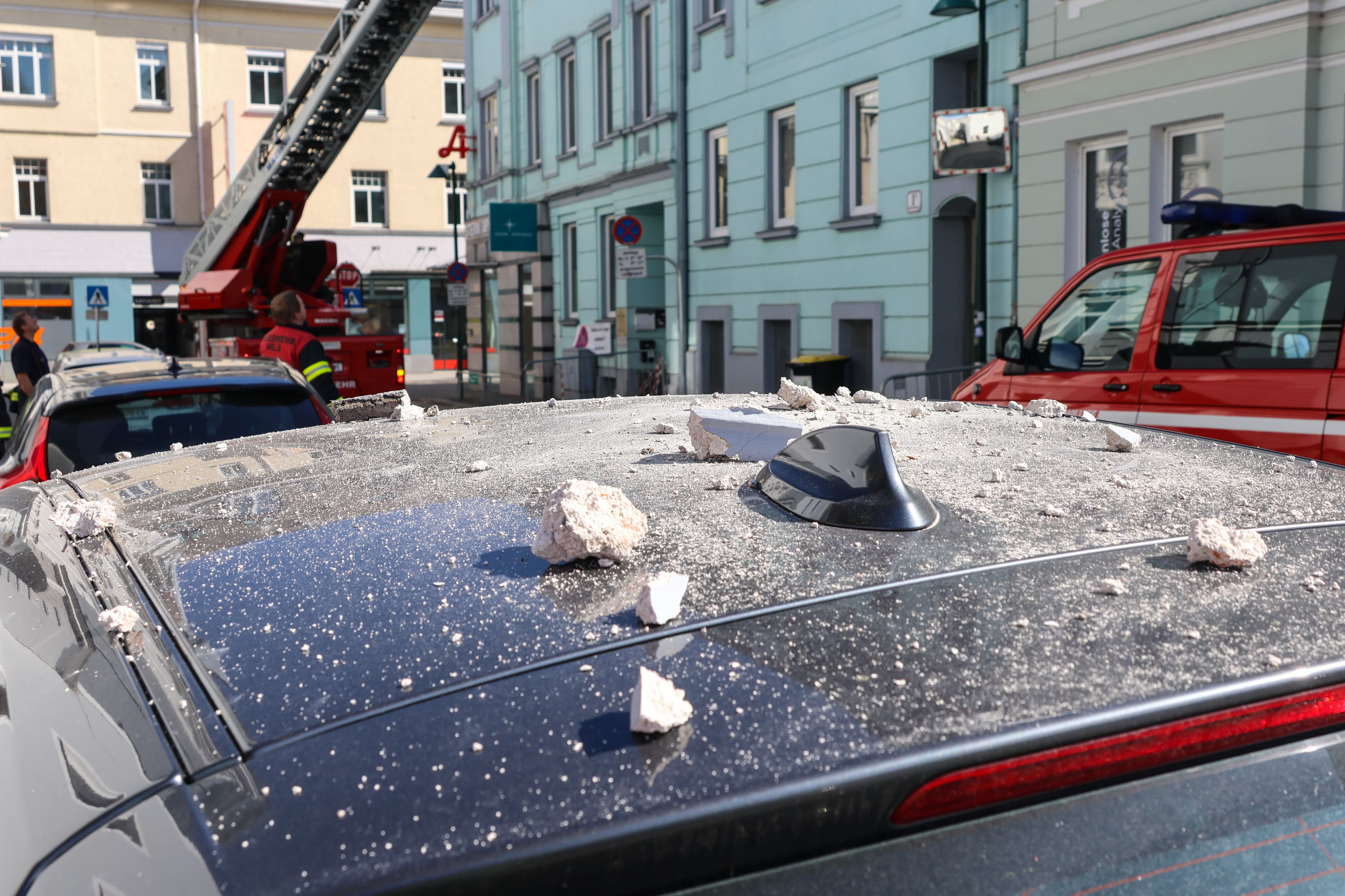 In Wels stürzten mehrere Brocken von einer Hausfassade direkt auf ein Auto.