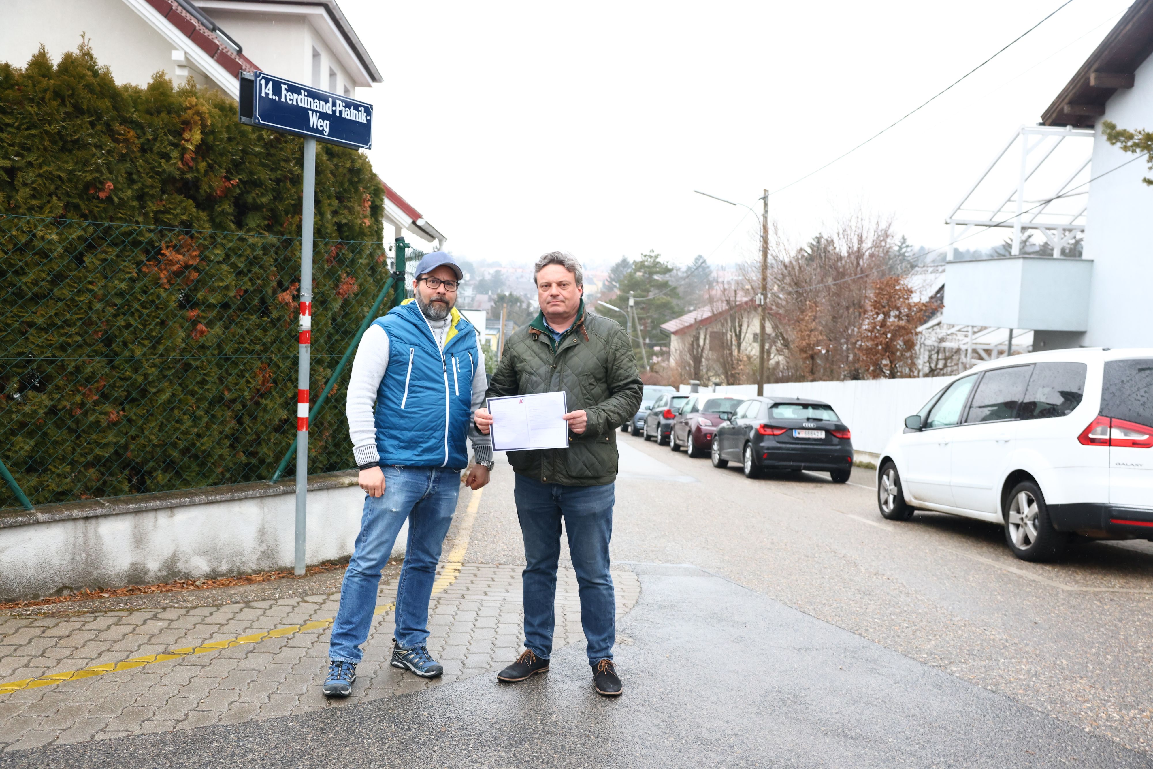 Simon M. (l.) und Christoph M. sind sauer, warten seit Jahren auf die versprochene Glasfaserleitung für schnelles Internet.