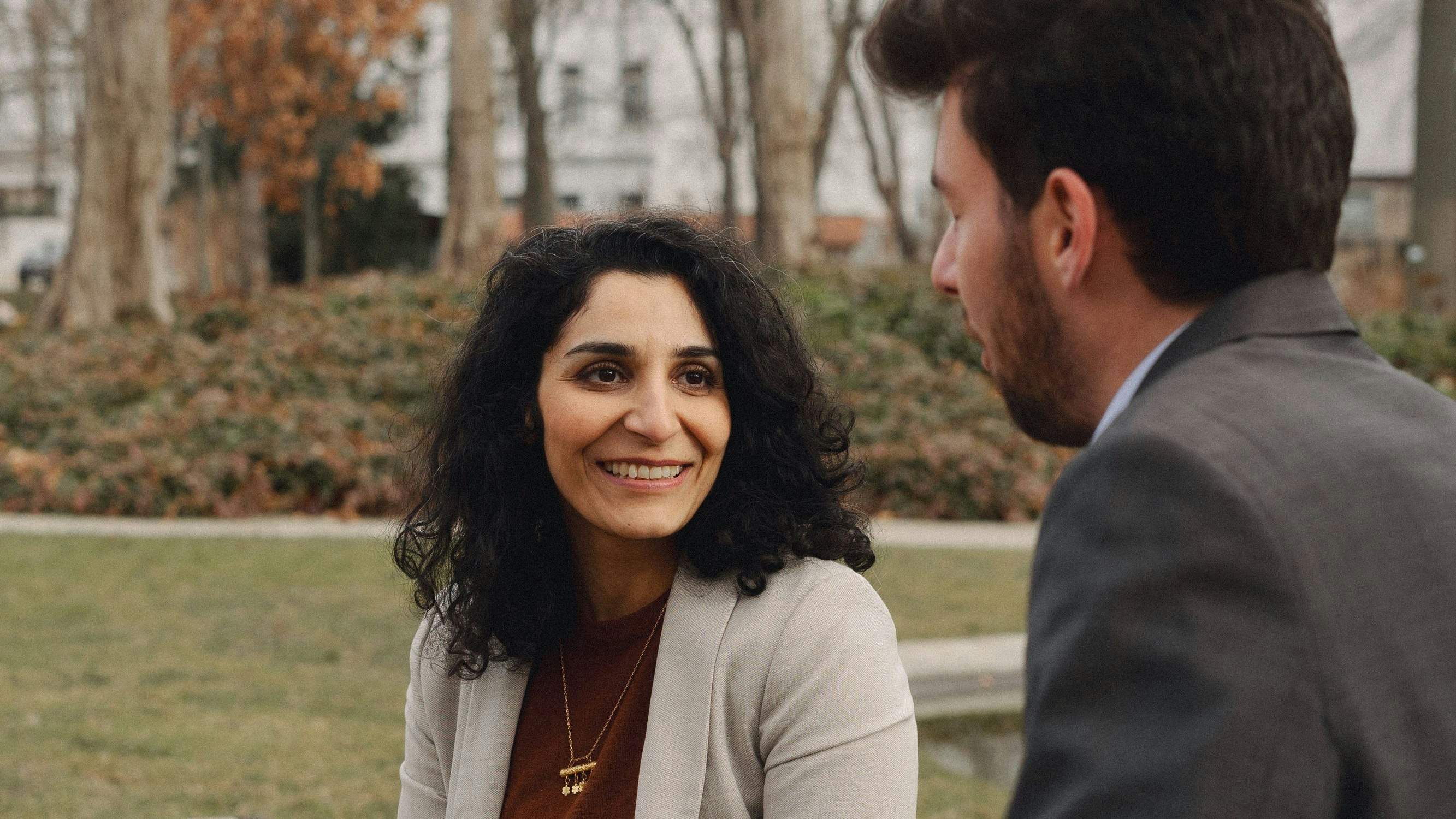 Die amtierende Bezirksvorsteherin Saya Ahmad fordert einen grüneren Bezirk und betont die Zeichensetzung gegen Gewalt an Frauen.