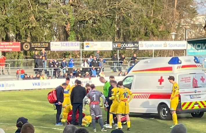 Das Spiel musste aufgrund der schweren Verletzung abgebrochen werden.