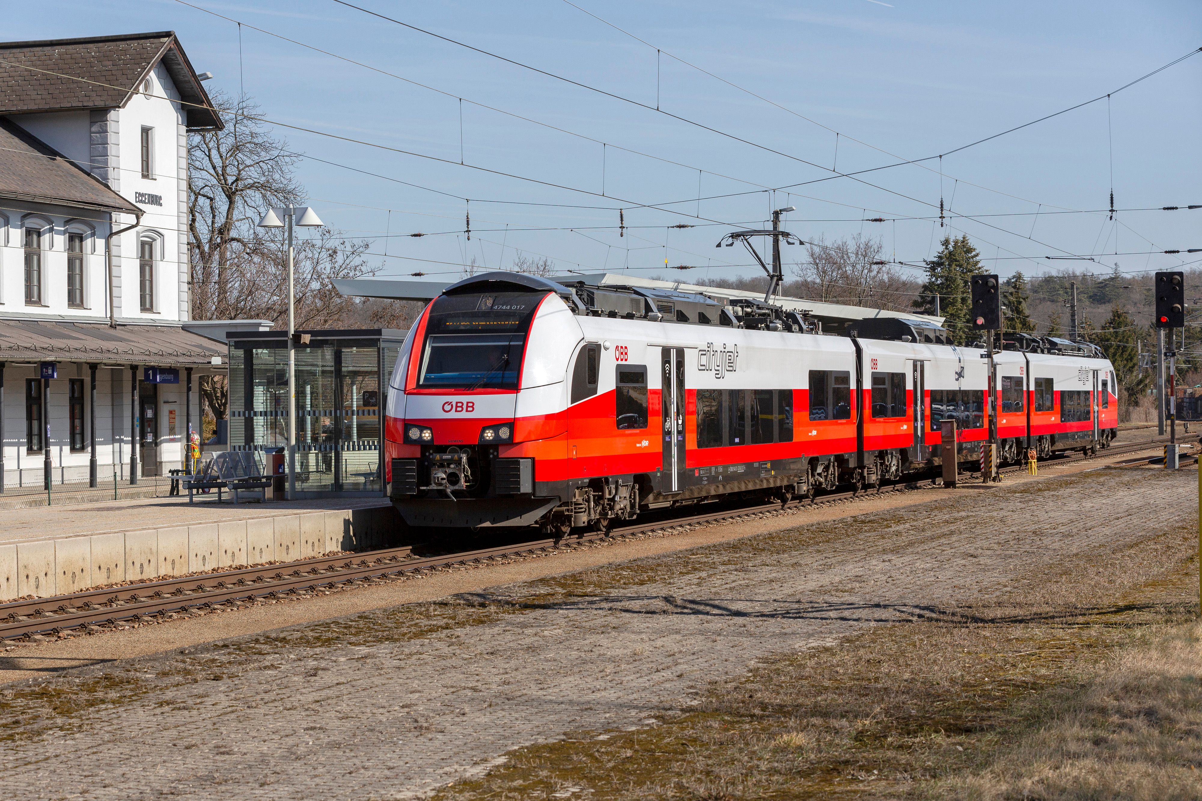 Ein Cityjet der ÖBB auf der Strecke der Franz-Josefs-Bahn bei Eggenberg (NÖ).