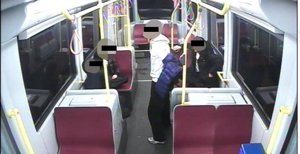 Verdächtige Jugendliche auf einem Überwachungsbild der Wiener Linien.