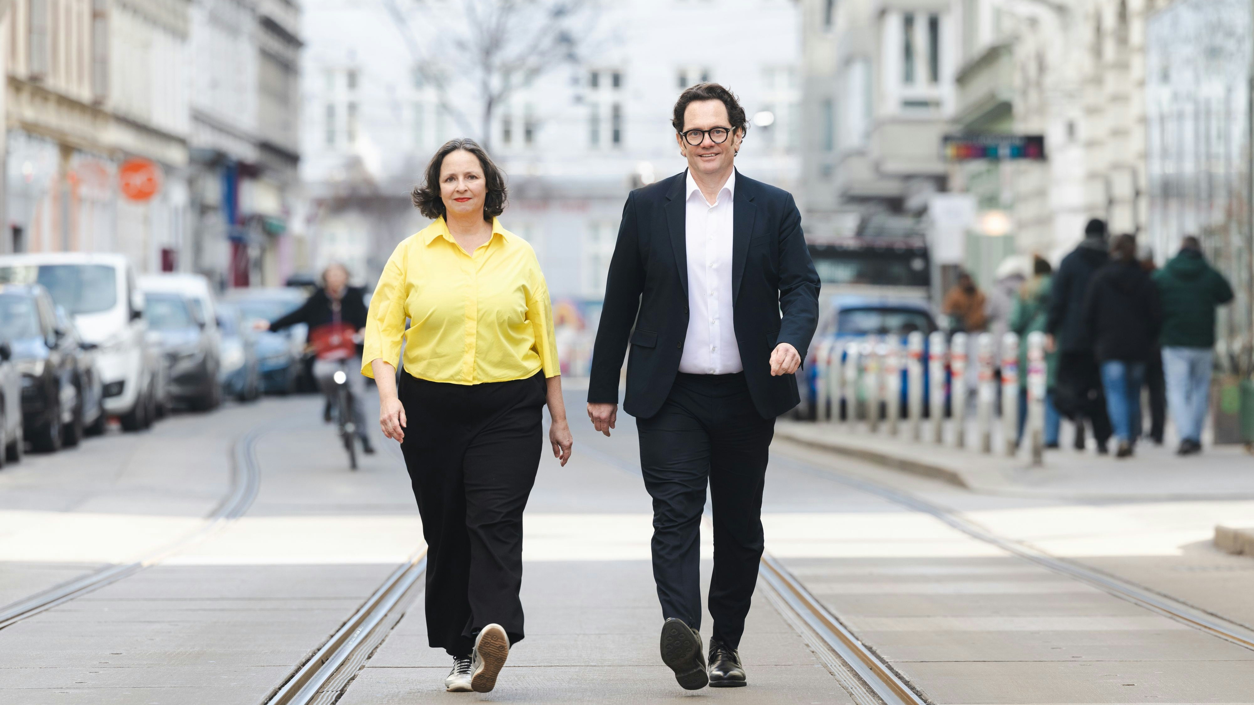 Grünen-Bezirksvorsteher Markus Reiter mit seiner Stellvertreterin Isabelle Uhl im 7. Bezirk auf dem Weg Richtung Wien-Wahl.