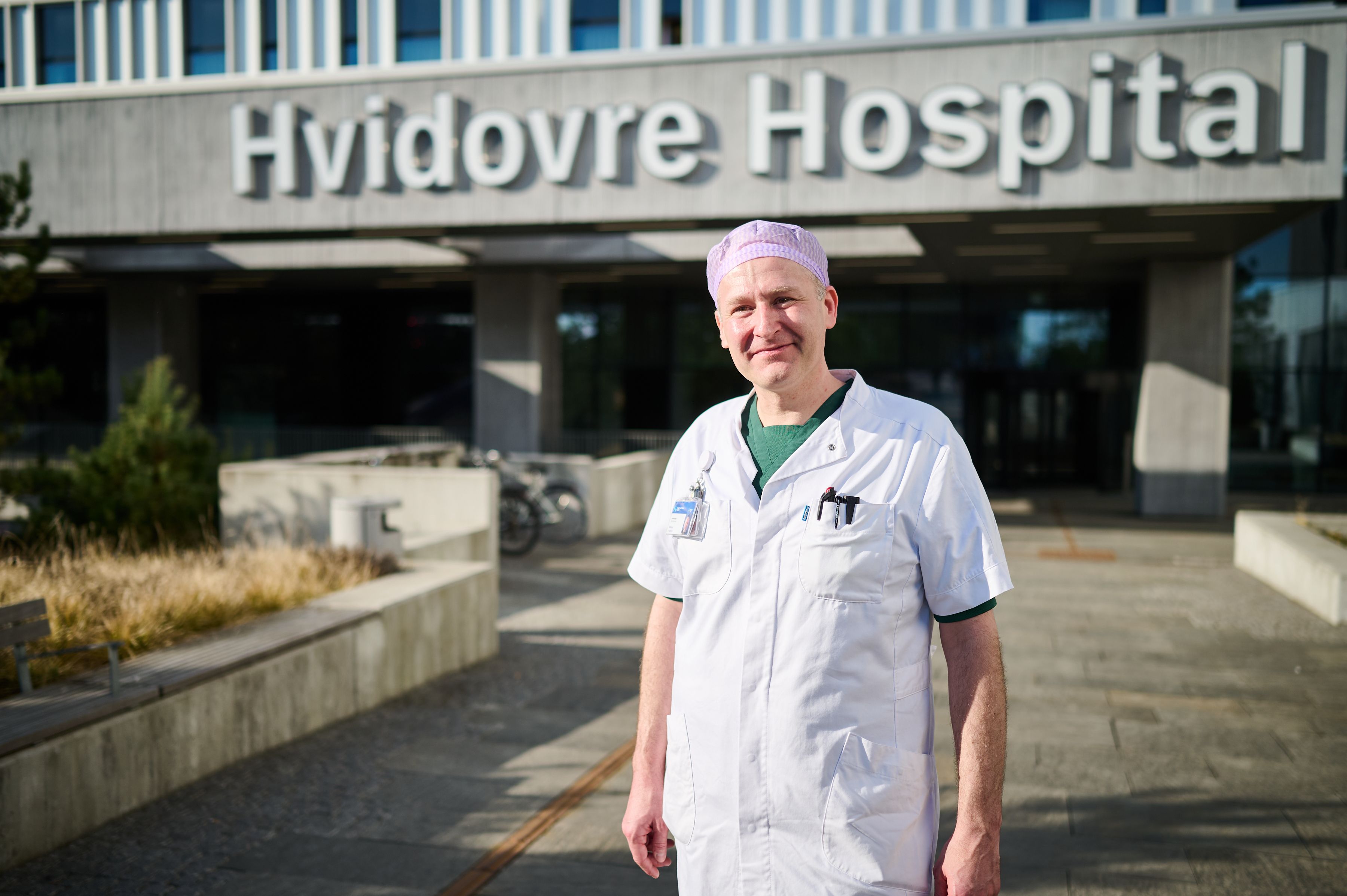 Markus Puchner, Facharzt für Chirurgie, vor dem Hvidore Hospital in der dänischen Hauptstadt Kopenhagen