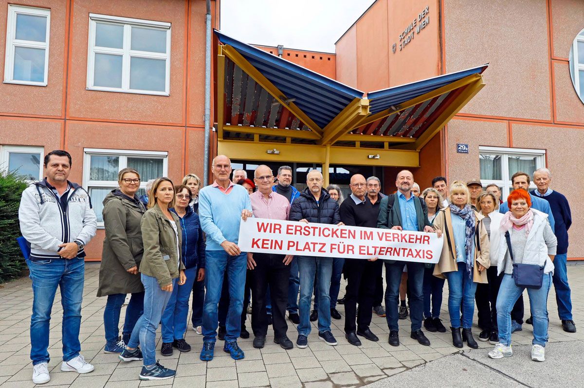 Anrainer im 21. Bezirk protestieren gegen das Verkehrschaos in der Rittingergasse.