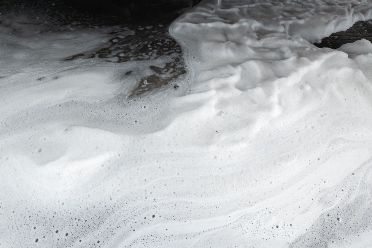 Der Meeresschaum an deutschen Stränden ist stark mit Chemikalien belastet.