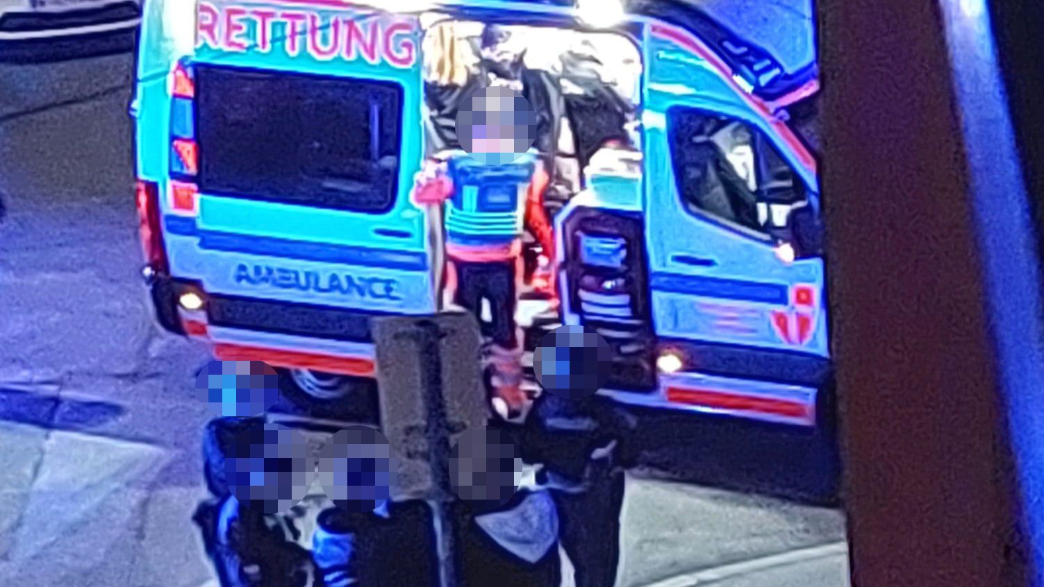 Vorgeschichte unbekannt: 15 Männer attackierten drei Syrer mit Messer. Berufrettung versorgte die Verletzten.