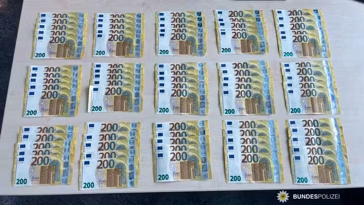 Eine Frau fand eine Tasche mit 15.000 Euro in lauter 200-Euro-Scheinen.