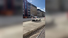 Auto fährt in Absperrung