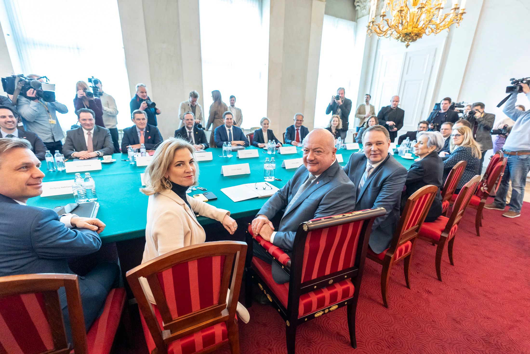 Die versammelte Regierungsriege vor einem Ministerrat im Bundeskanzleramt, 5. März 2025