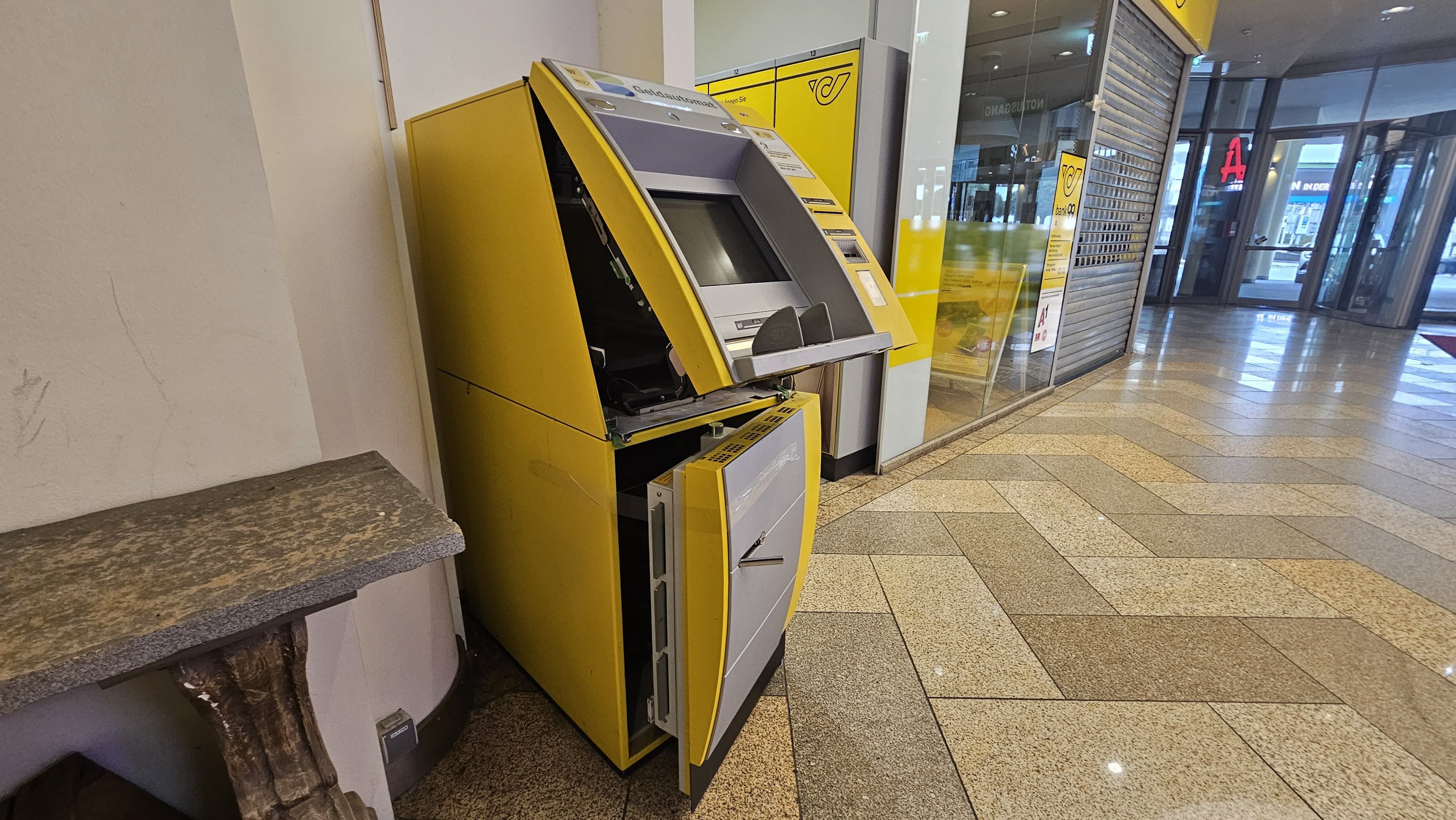 Nach einer versuchten Sprengung in der PlusCity steht jetzt auch der Bankomat bei der Post offen.