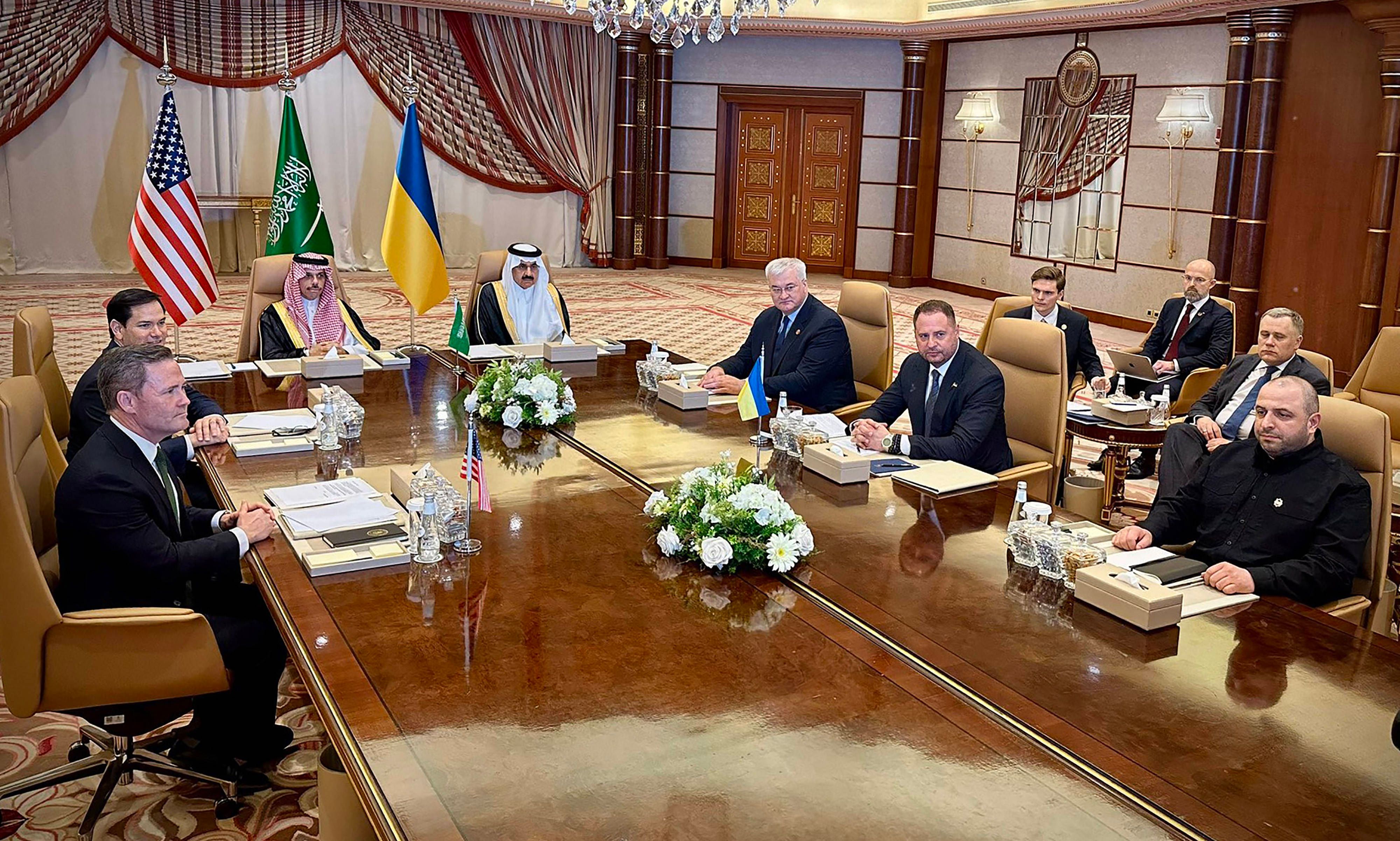 In Saudi-Arabien verhandeln US-Vermittler getrennt mit russischen und ukrainischen Vertretern über Schritte für eine Beendigung des Krieges.