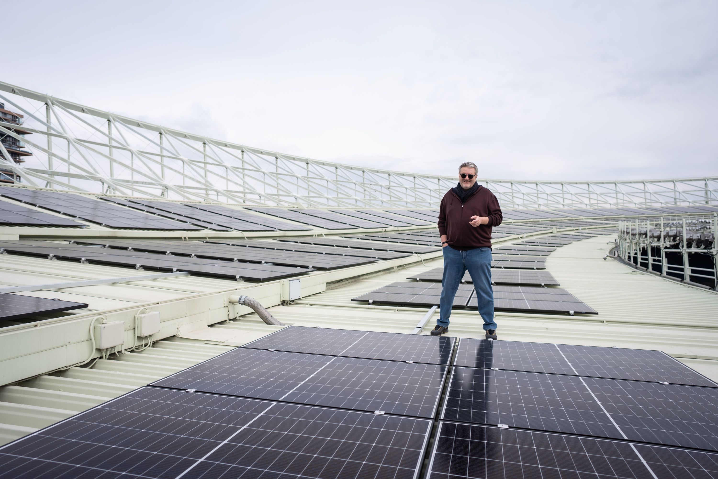 Sportstadtrat Peter Hacker (SP) stellt die Photovoltaik-Anlage am Stadiondach vor.