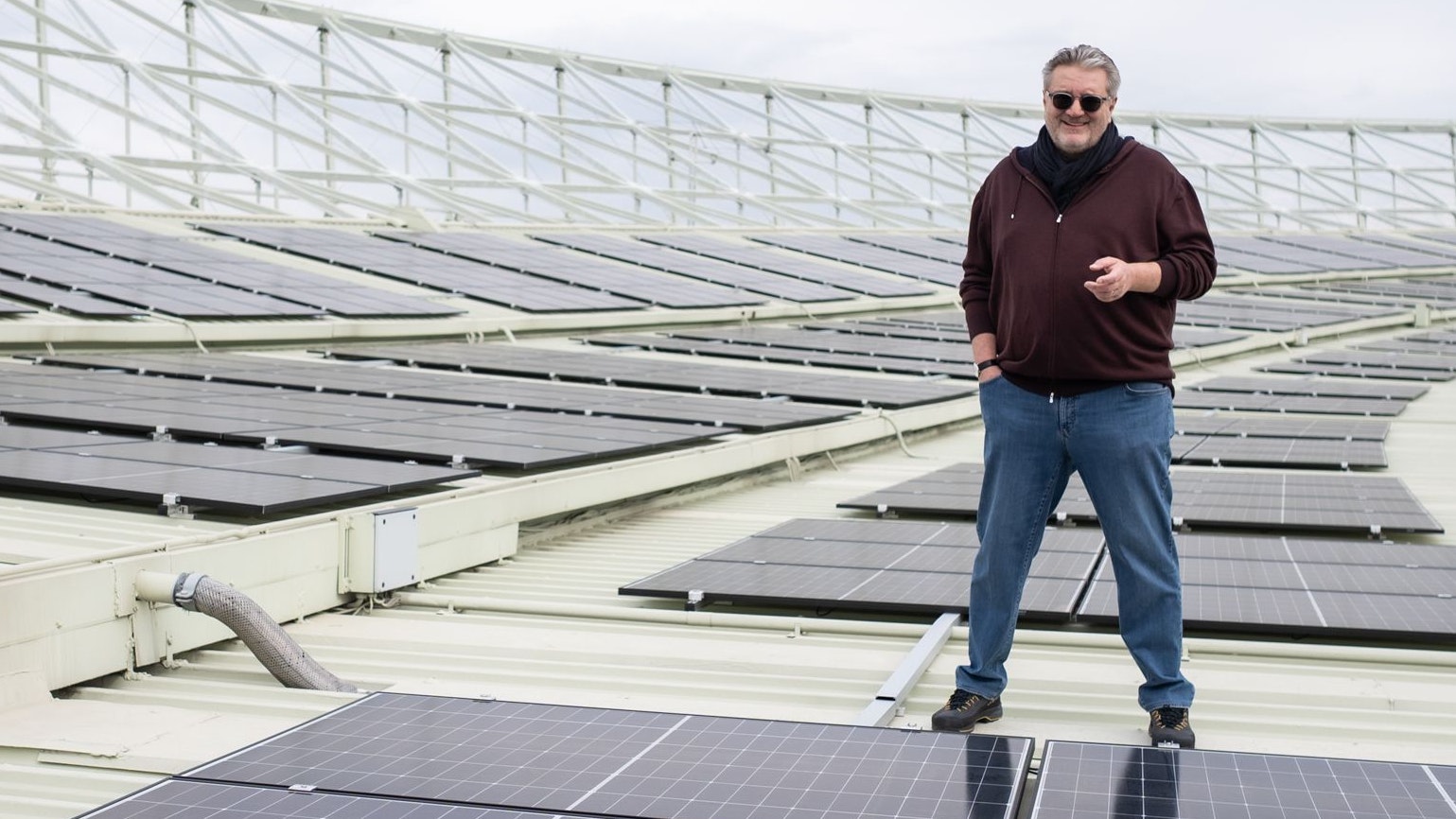 Sportstadtrat Peter Hacker (SP) stellt die Photovoltaik-Anlage am Stadiondach vor.