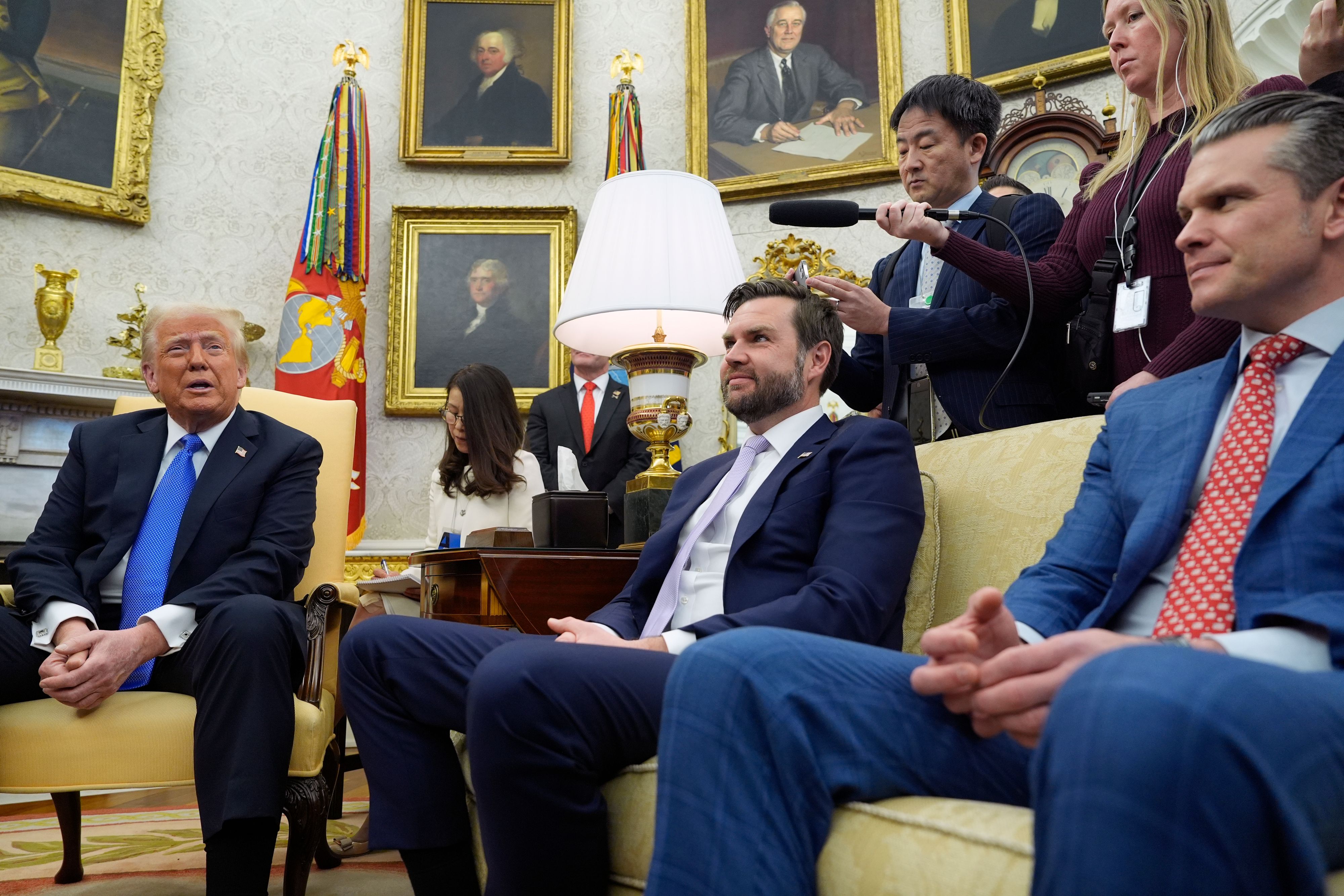 Donald Trump mit Vize JD Vance und Verteidigungsminister Pete Hegseth im Oval Office. Archivbild