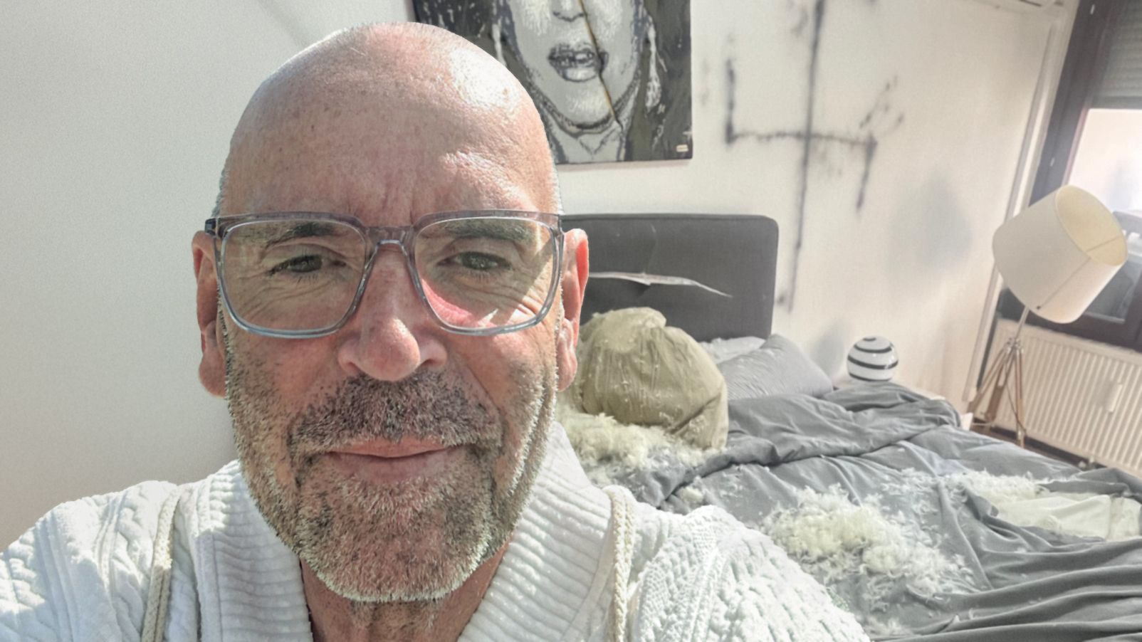 Jochen H. fand seine Wohnung völlig zerstört vor. Die Polizei fandet derzeit nach den Tätern.