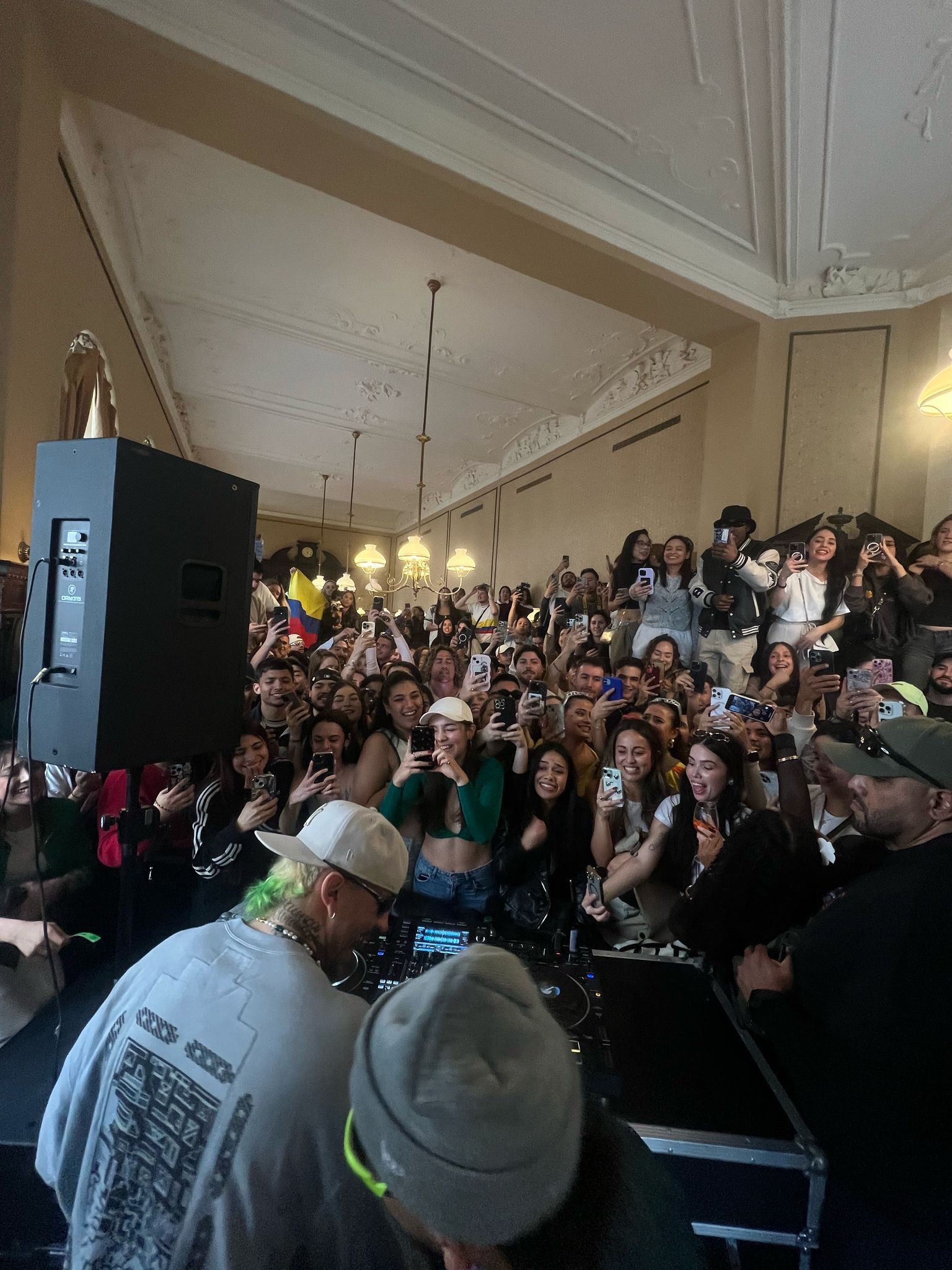 Ungewöhnliche Szenen für ein traditionelles Kaffeehaus: Am Montagnachmittag wurde im Café Sperl ordentlich gefeiert.