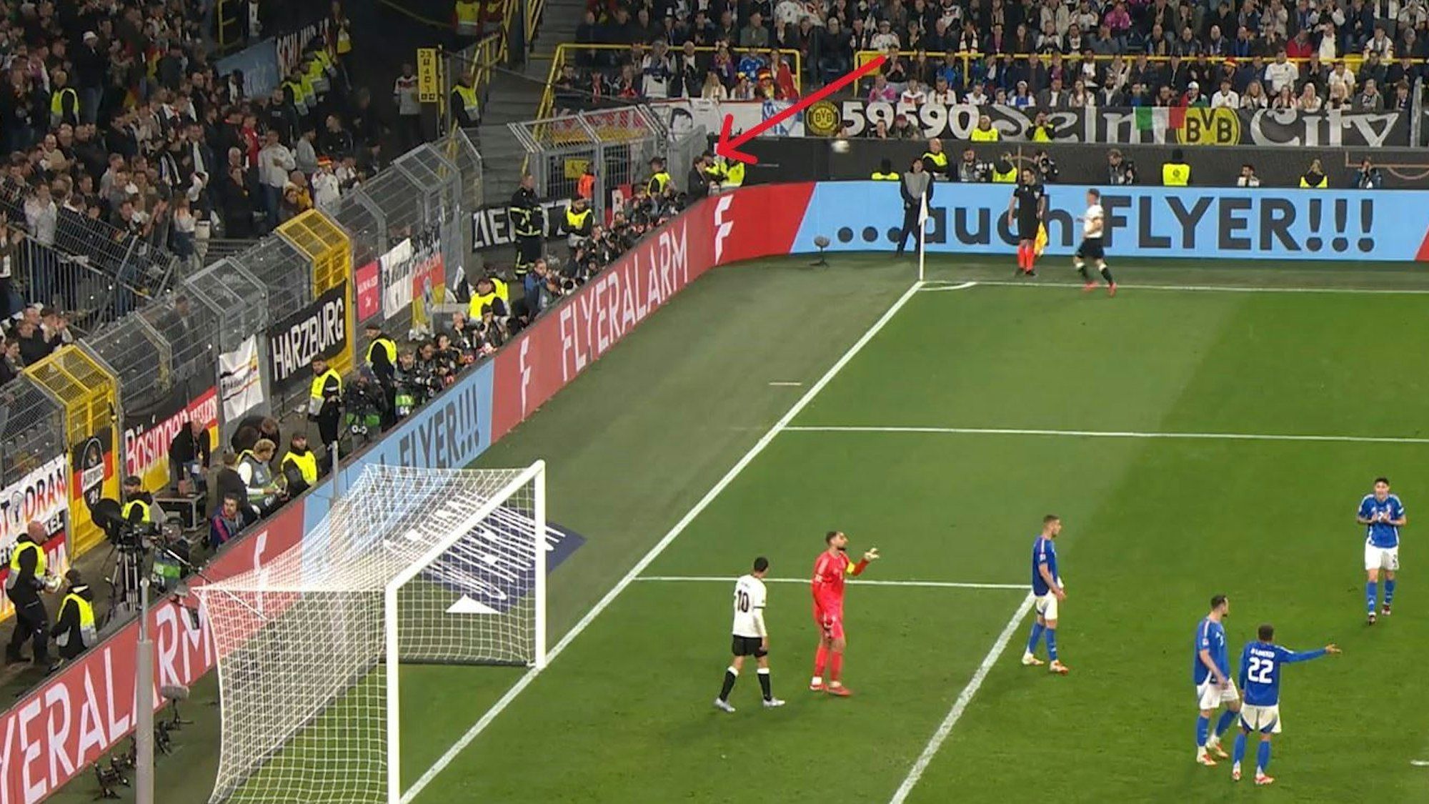 Ballbub Noel wirf Kimmich vor dem 2:0 den Ball zu.