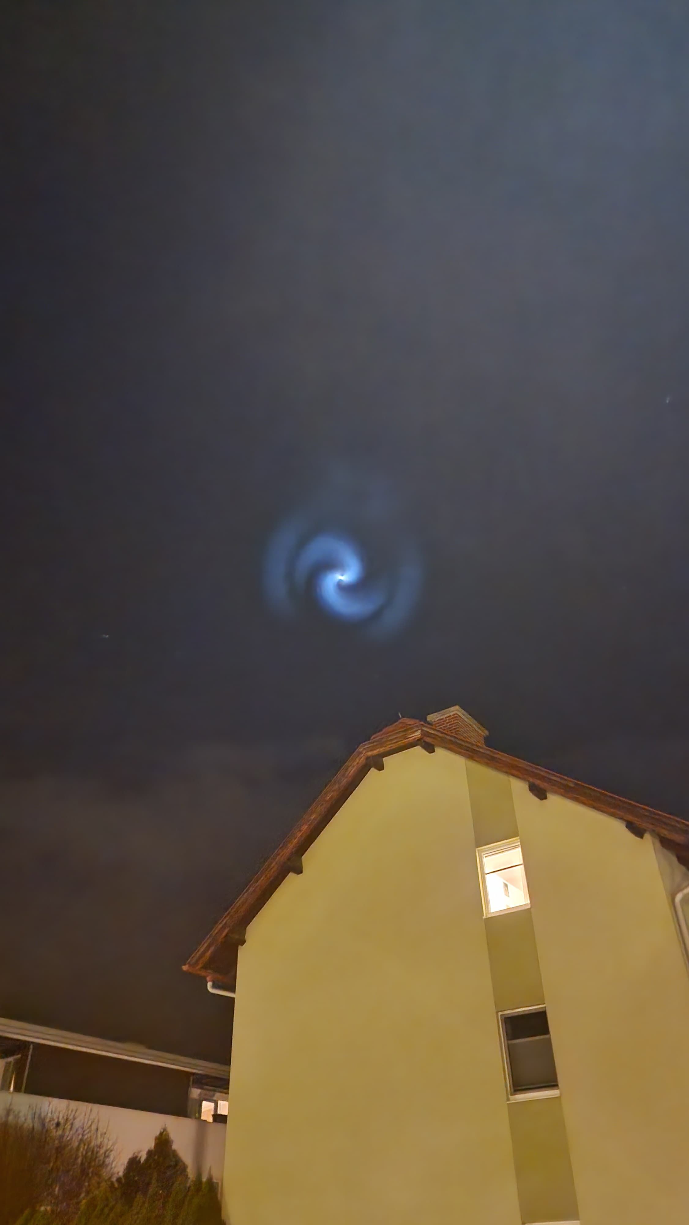 Am Montagabend tauchte über Österreich ein mysteriöses, blaues Licht am Himmel auf. Das Bild wurde in Berndorf in Niederösterreich aufgenommen.