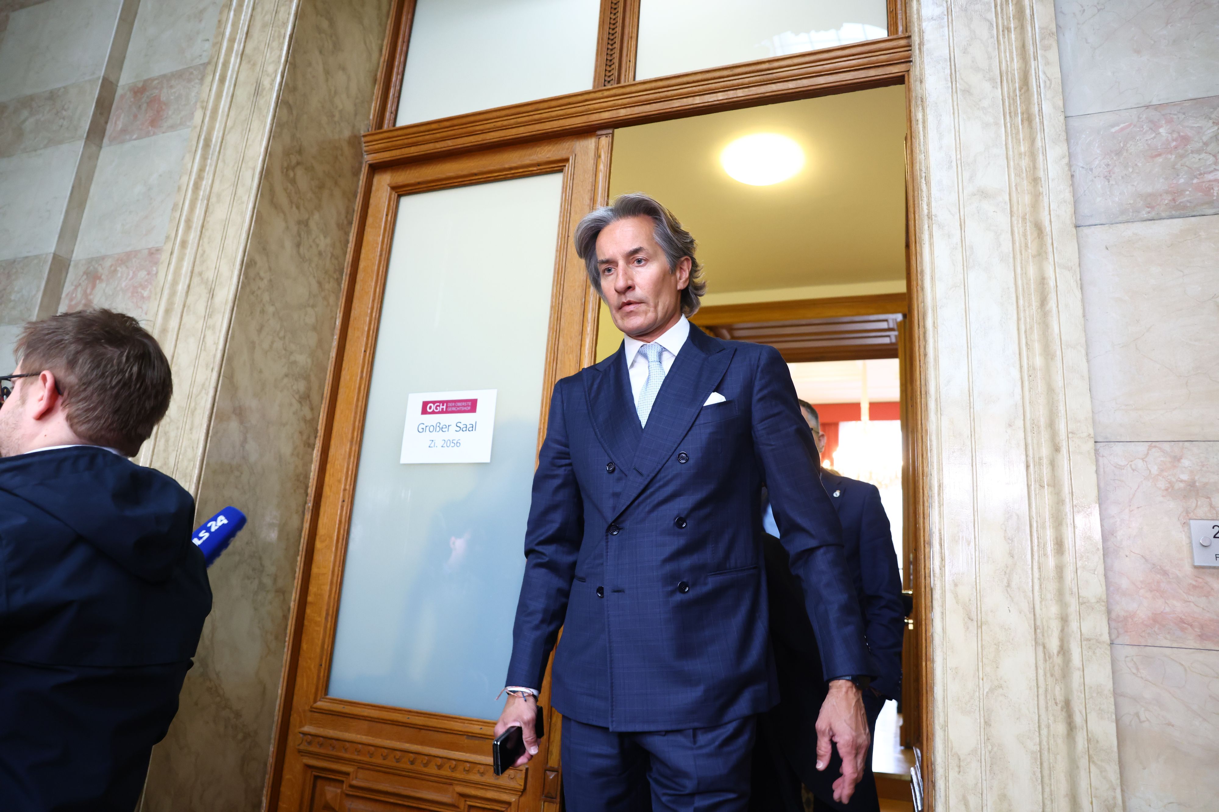 Karl-Heinz Grasser verlässt den Gerichtssaal.