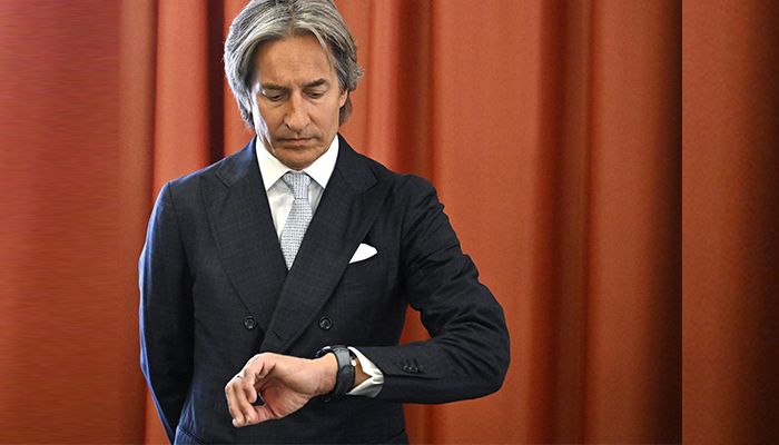 Grasser am Dienstag vor der Urteilsverkündung - mit einem prüfenden Blick auf seine Uhr. Um 10 Uhr war dann klar: Er muss ins Gefängnis.