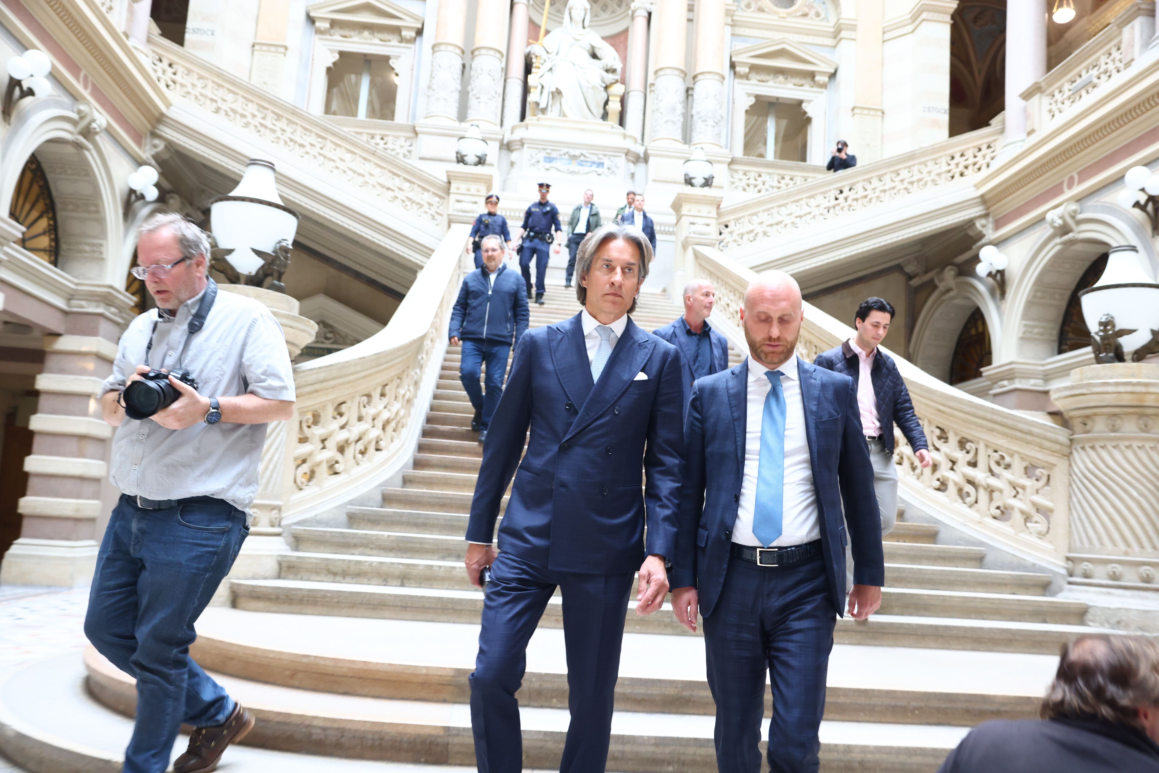 Karl-Heinz Grasser verlässt das Gebäude.