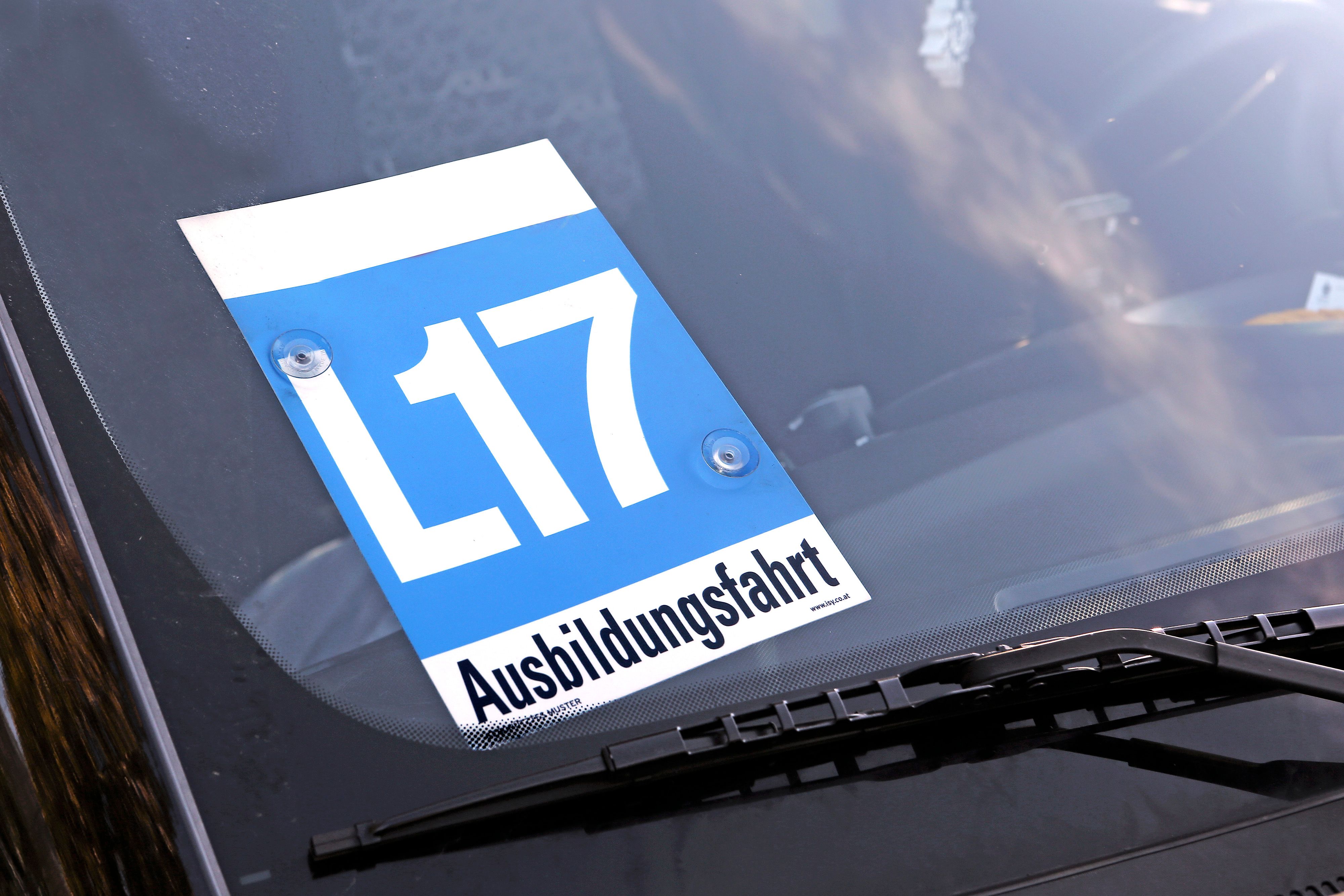 Ein Schild weist auf eine Ausbildungsfahrt für L17-Führerschein hin.