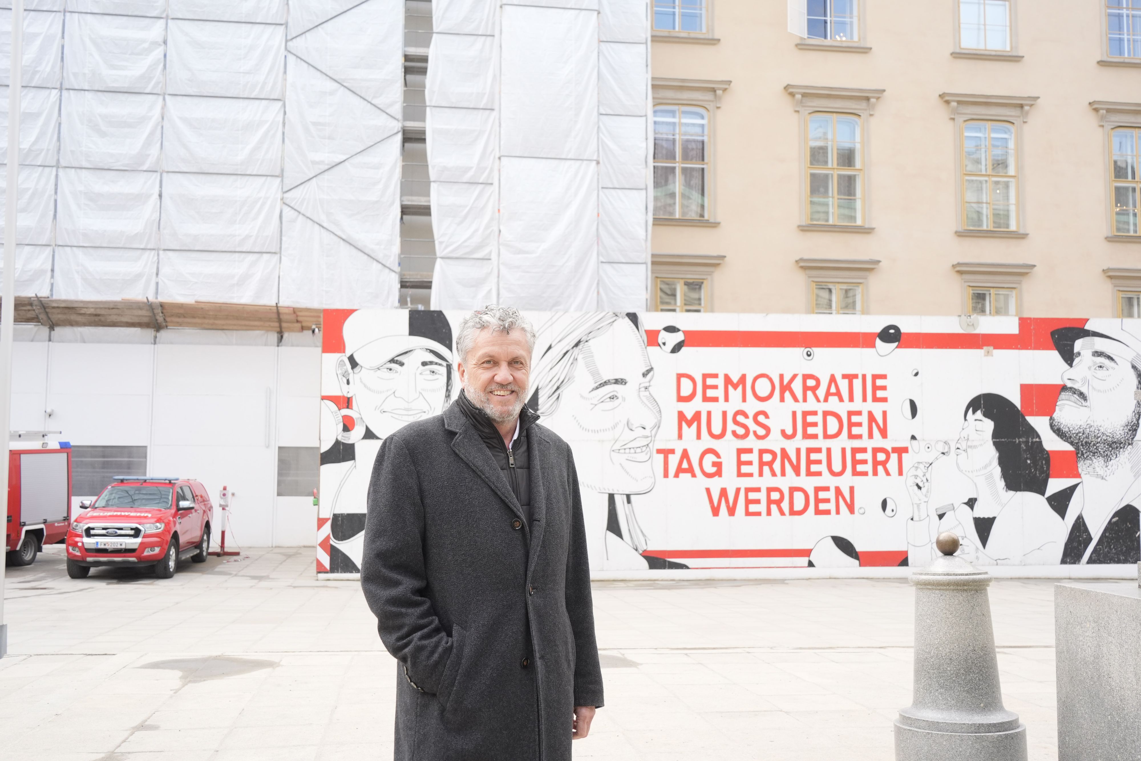 Burghauptmann Reinhold Sahl vor einer der teilweise fertig sanierten Fassaden der Wiener Hofburg.