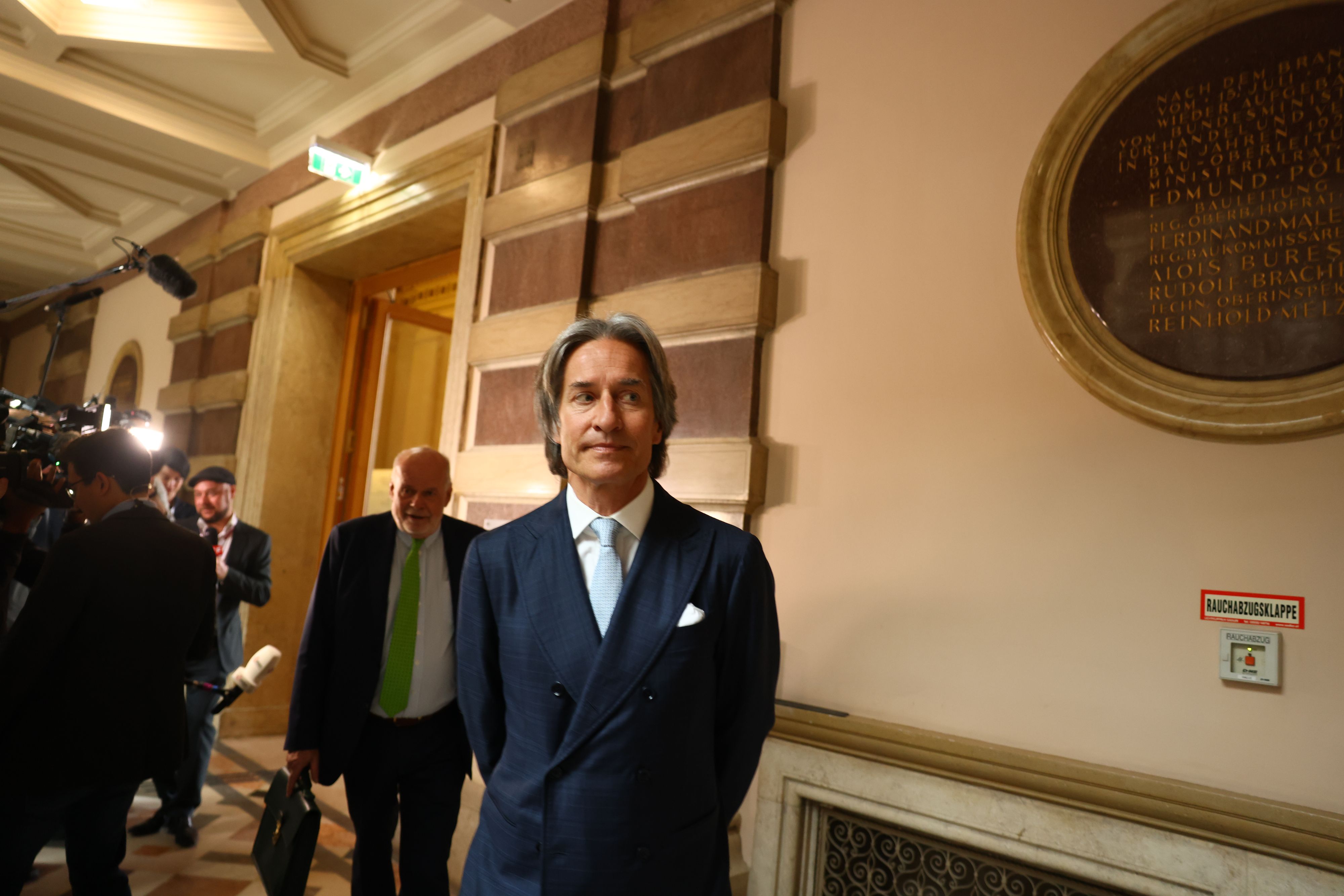 Karl-Heinz Grasser blickt ungewiss in seine Zukunft – die anstehende Haft dürfte den Ex-Politiker belasten.