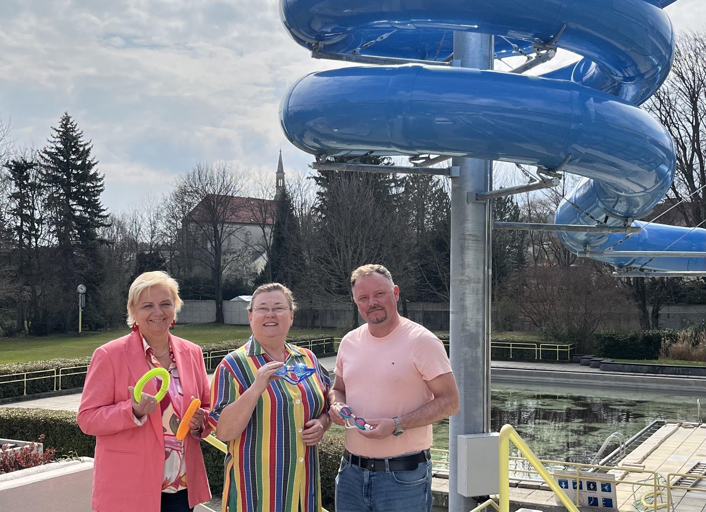 Bürgermeisterin Andrea Kö, Bäderreferentin Martha Günzl und Betriebsleiter Alexander Dzerowicz (v. l. n. r.) bereiten das „Soft Opening“ der neuen Wasserrutsche am 29. März vor. 