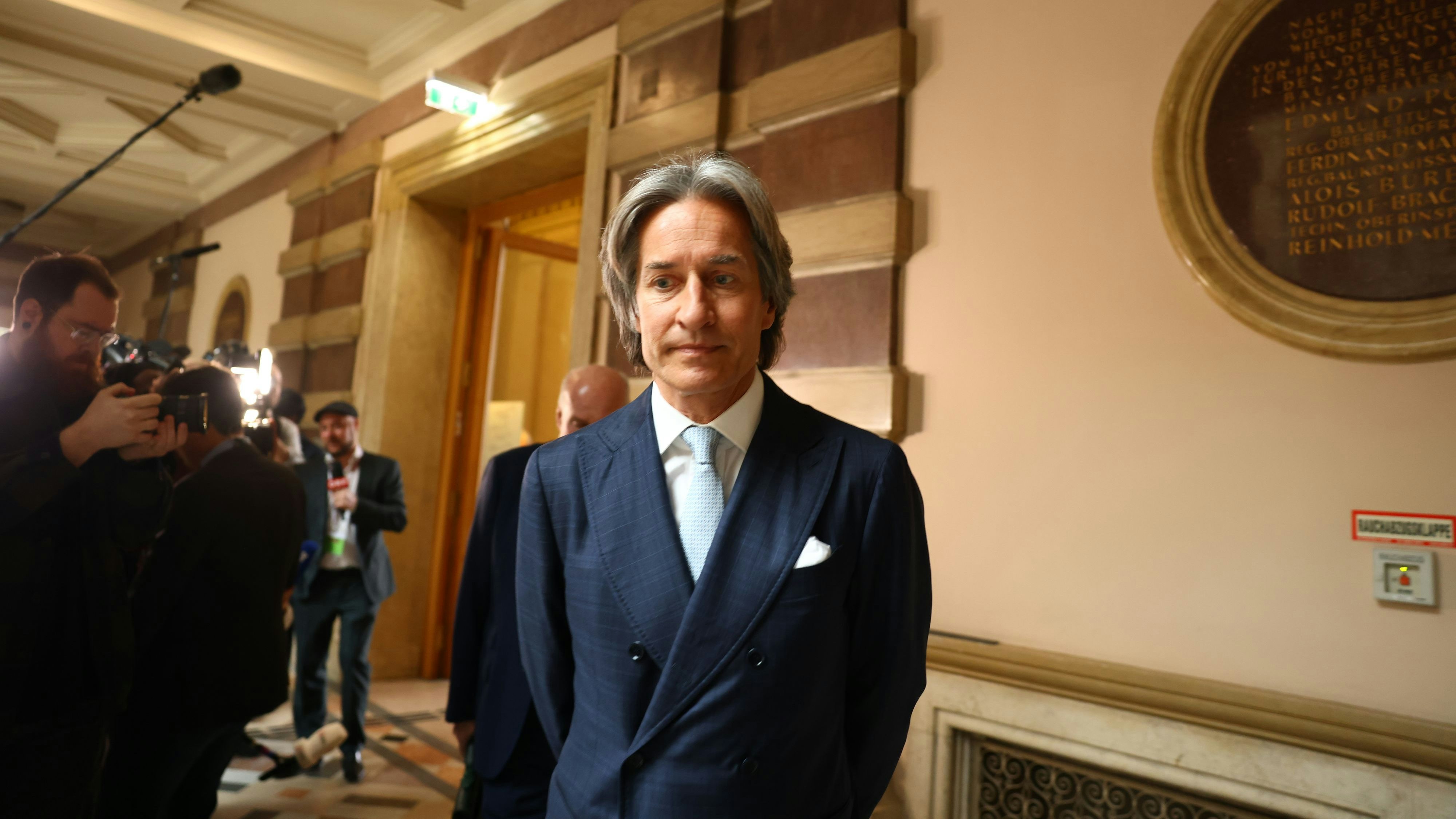 Heute.at - Grasser feiert Festtag daheim, freut sich auf Fußfessel