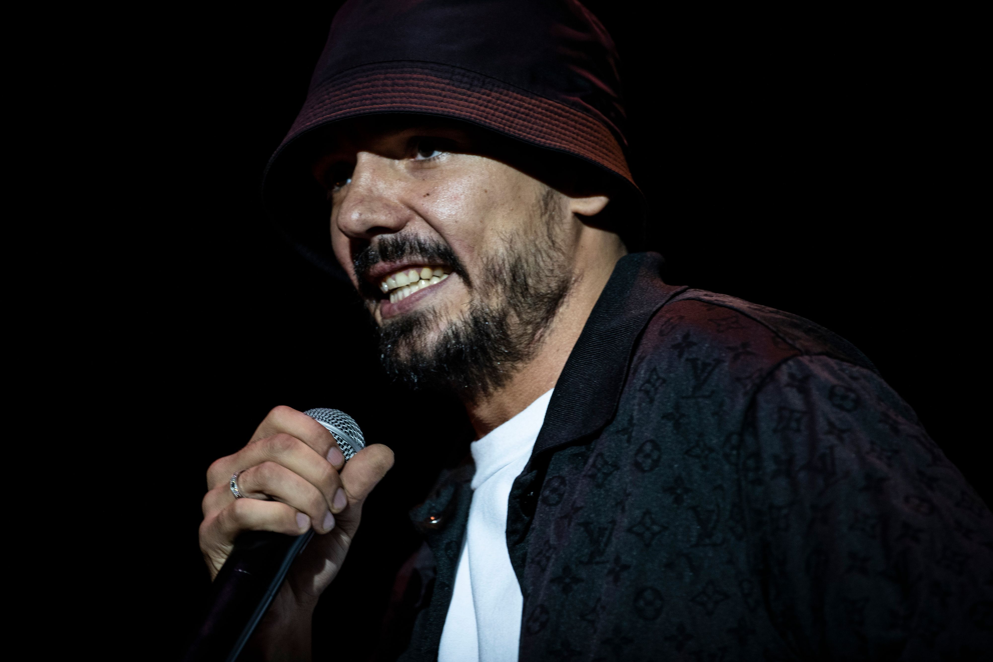 Lange wurde über den aktuellen Beziehungsstatus von Capital Bra gerätselt, jetzt klärt er selbst auf.