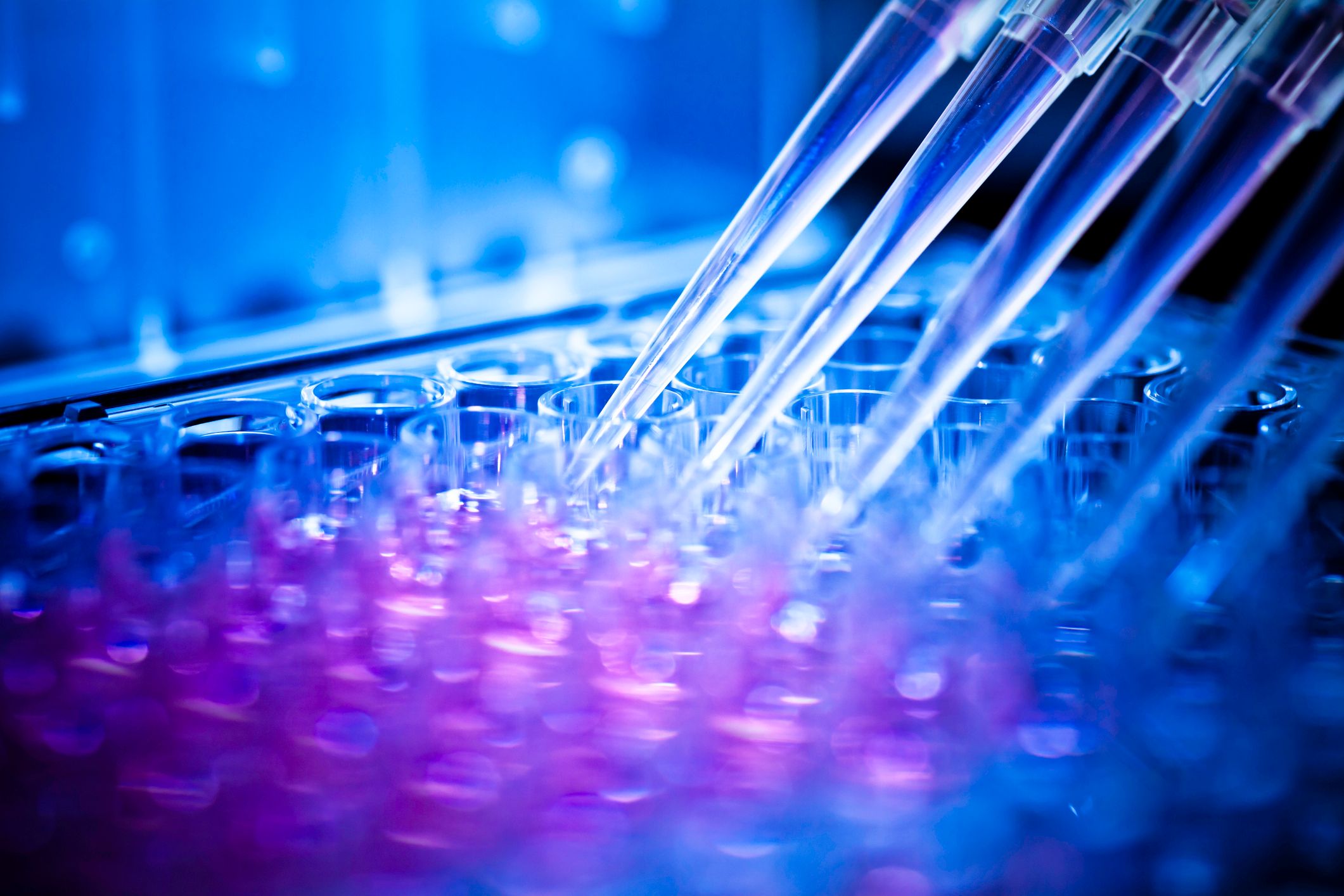 Joseph Coates überlebte trotz seiner seltenen Blutkrankheit (POEMS-Syndrom) – dank einer neuartigen, von KI entwickelten Medikamentenkombination.