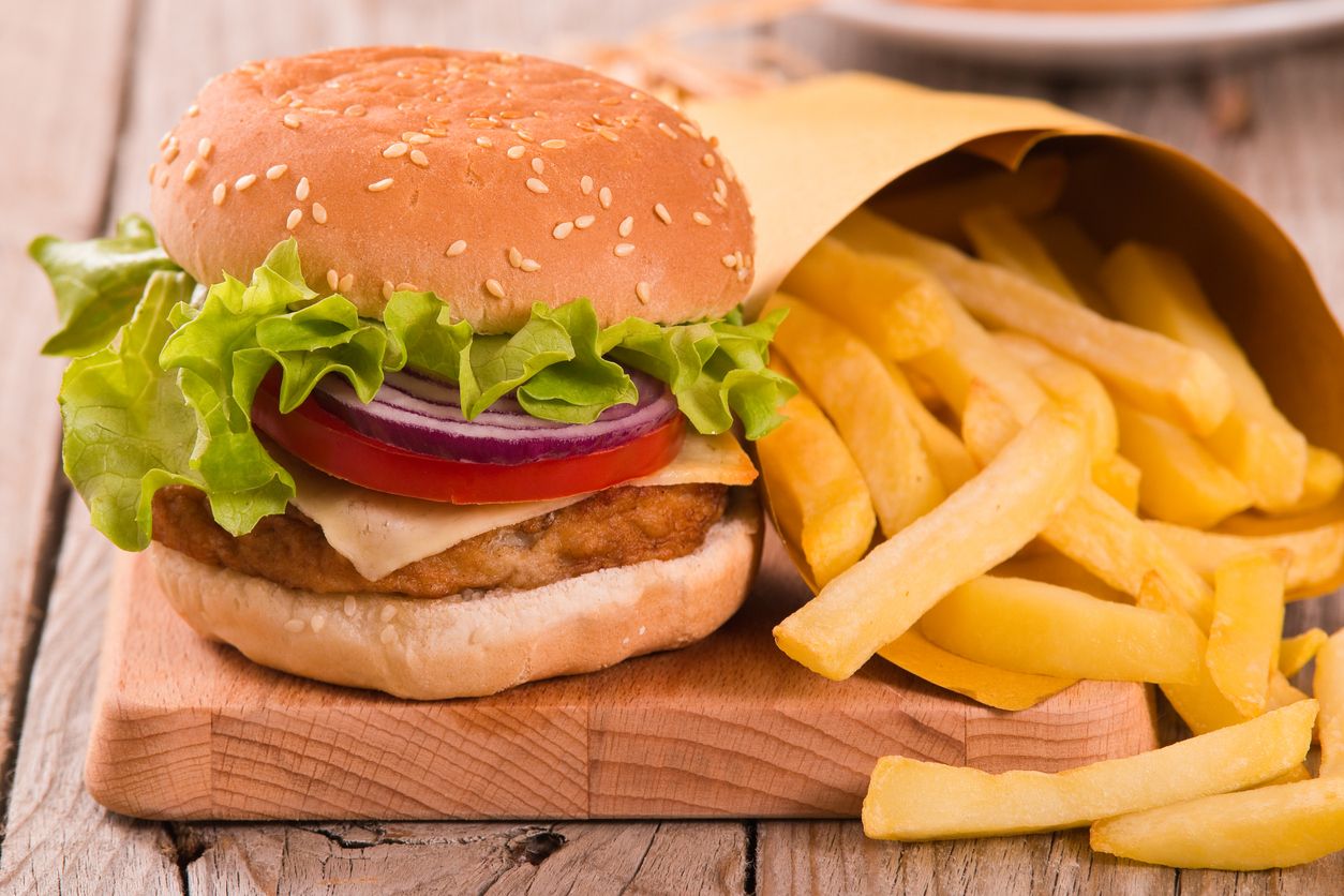 Die klassische Kombi: Burger mit Pommes.
