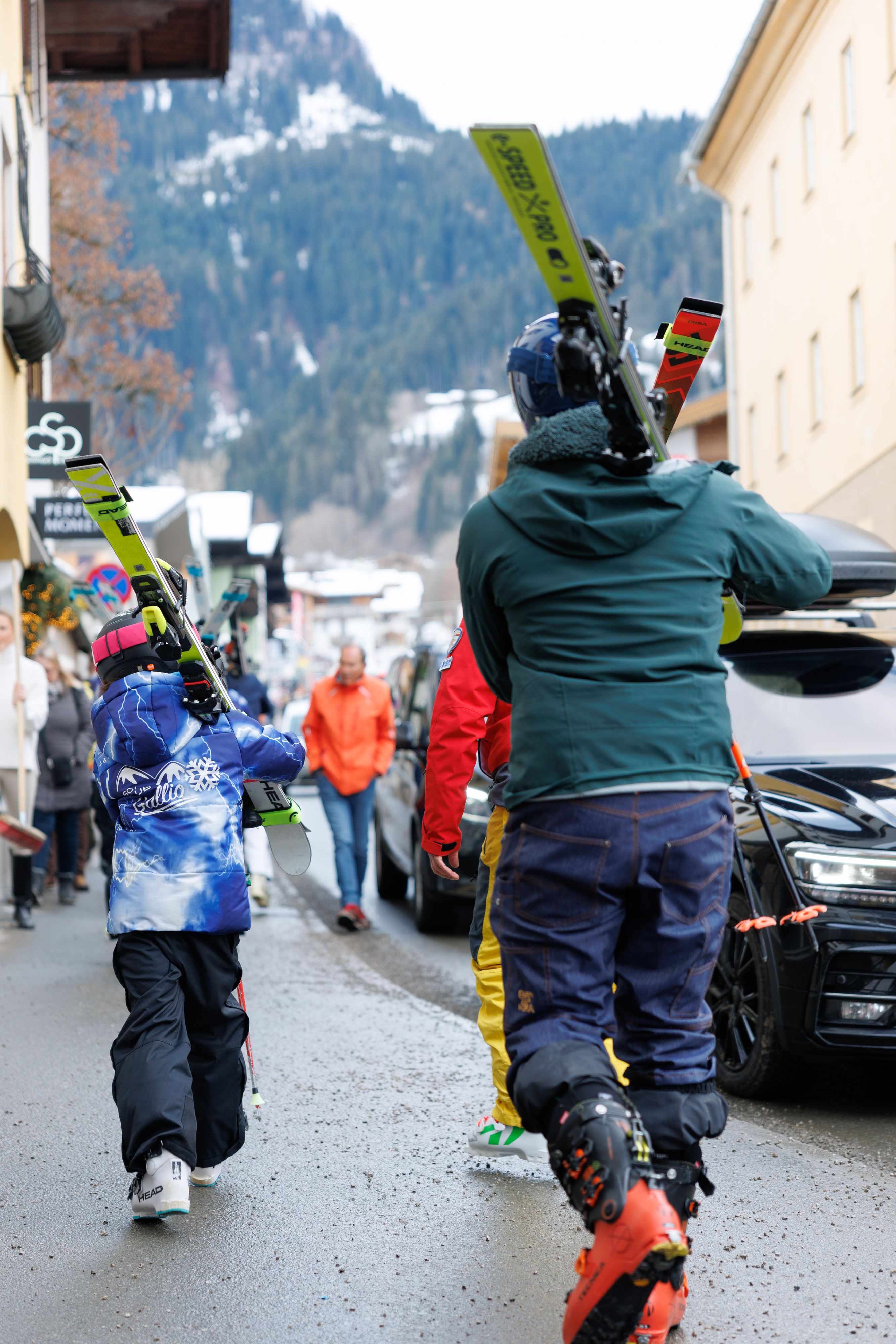 Die Hahnenkammbahn in Kitzbühel bringt noch bis zum Ostermontag Wintersportler auf den Berg.